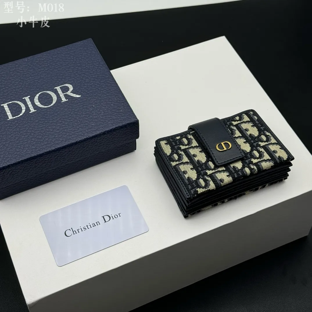 💰160 💎Top quality💕Cow leather inside and outside 𝑫𝒊𝒐𝒓Authentic products available at counters💌 Comes with picture box Exclusive real shot #Built-in sachet💕 This 30 Montaigne 5-compartment card holder is carefully made of blue Oblique printed fabric, cleverly combining the elegance of Dior with the exquisite craftsmanship of leather craftsmen. The design is compact and practical, with five compartments that can store a variety of daily necessities, and a snap button with the initials "CD" to highlight the brand's iconic elements. This card holder can be paired with other pieces from the 30 Montaigne collection for a classic and elegant look. · Blue Oblique print · "CD" logo on front · Front snap strap closure · 5 compartments · Dimensions: 11 cm x 7 cm x 2cm · Style number: S2058 / M018