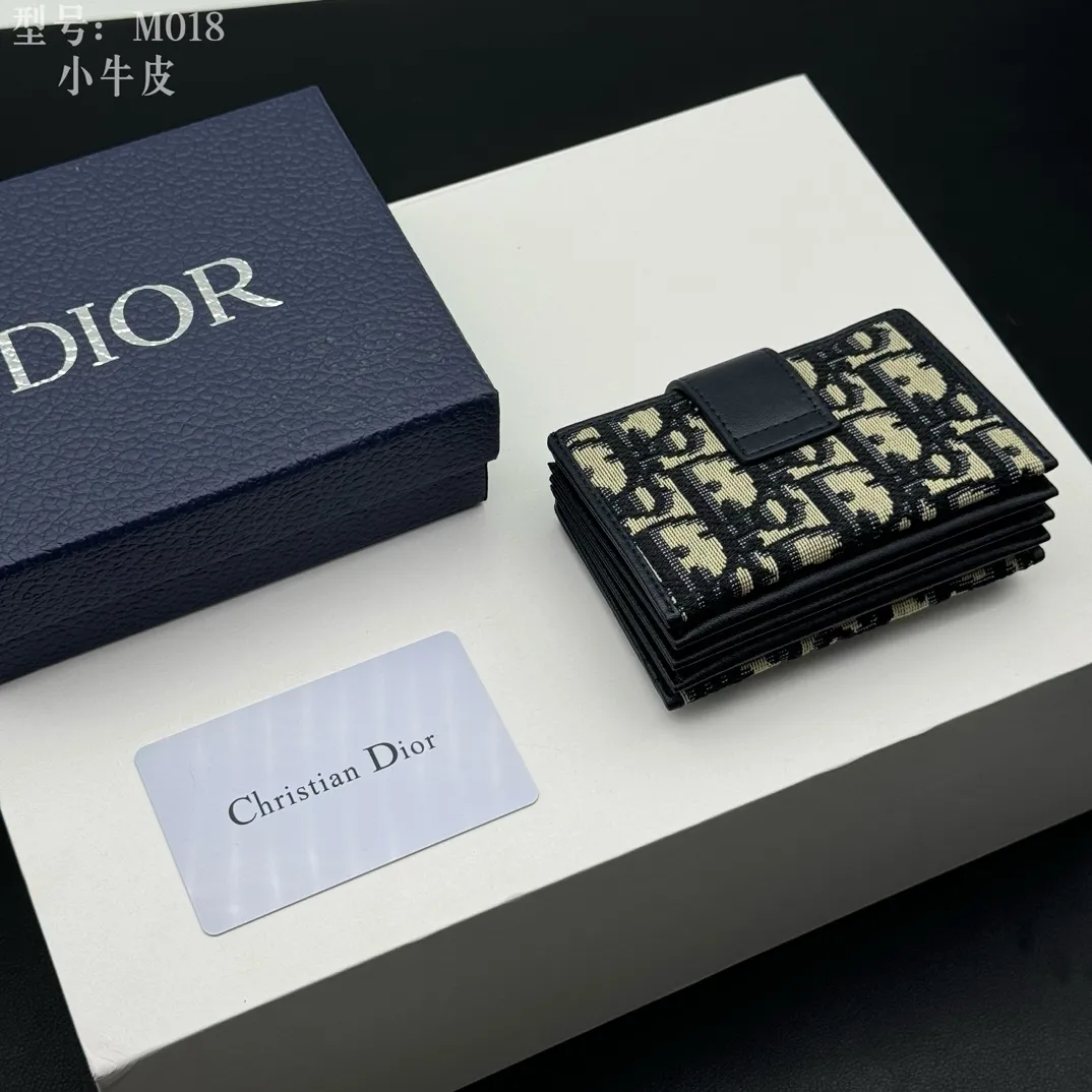 💰160 💎Top quality💕Cow leather inside and outside 𝑫𝒊𝒐𝒓Authentic products available at counters💌 Comes with picture box Exclusive real shot #Built-in sachet💕 This 30 Montaigne 5-compartment card holder is carefully made of blue Oblique printed fabric, cleverly combining the elegance of Dior with the exquisite craftsmanship of leather craftsmen. The design is compact and practical, with five compartments that can store a variety of daily necessities, and a snap button with the initials "CD" to highlight the brand's iconic elements. This card holder can be paired with other pieces from the 30 Montaigne collection for a classic and elegant look. · Blue Oblique print · "CD" logo on front · Front snap strap closure · 5 compartments · Dimensions: 11 cm x 7 cm x 2cm · Style number: S2058 / M018