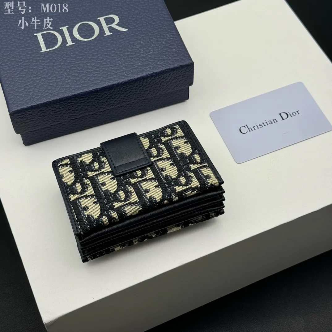 💰160 💎Top quality💕Cow leather inside and outside 𝑫𝒊𝒐𝒓Authentic products available at counters💌 Comes with picture box Exclusive real shot #Built-in sachet💕 This 30 Montaigne 5-compartment card holder is carefully made of blue Oblique printed fabric, cleverly combining the elegance of Dior with the exquisite craftsmanship of leather craftsmen. The design is compact and practical, with five compartments that can store a variety of daily necessities, and a snap button with the initials "CD" to highlight the brand's iconic elements. This card holder can be paired with other pieces from the 30 Montaigne collection for a classic and elegant look. · Blue Oblique print · "CD" logo on front · Front snap strap closure · 5 compartments · Dimensions: 11 cm x 7 cm x 2cm · Style number: S2058 / M018