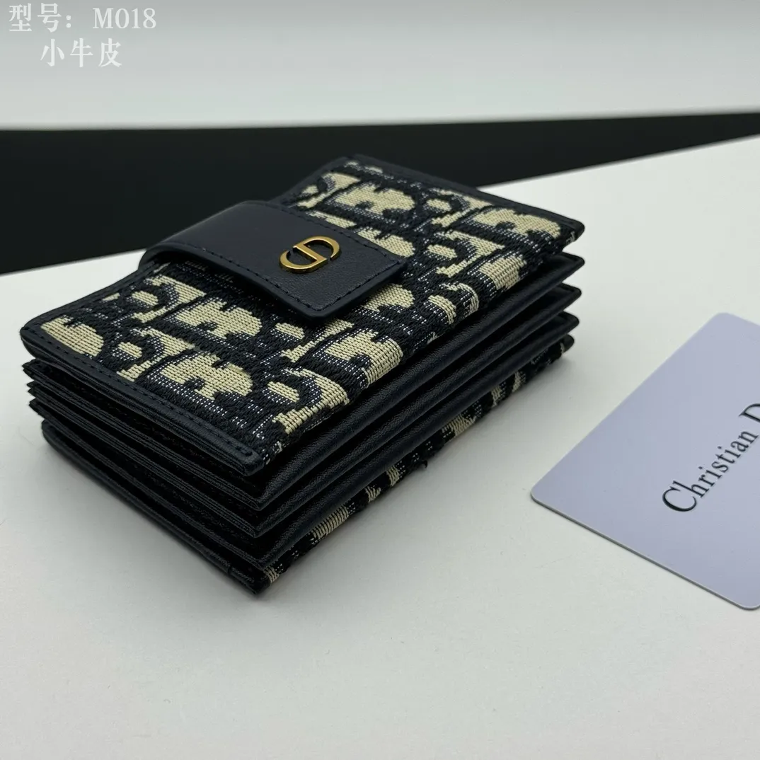 💰160 💎Top quality💕Cow leather inside and outside 𝑫𝒊𝒐𝒓Authentic products available at counters💌 Comes with picture box Exclusive real shot #Built-in sachet💕 This 30 Montaigne 5-compartment card holder is carefully made of blue Oblique printed fabric, cleverly combining the elegance of Dior with the exquisite craftsmanship of leather craftsmen. The design is compact and practical, with five compartments that can store a variety of daily necessities, and a snap button with the initials "CD" to highlight the brand's iconic elements. This card holder can be paired with other pieces from the 30 Montaigne collection for a classic and elegant look. · Blue Oblique print · "CD" logo on front · Front snap strap closure · 5 compartments · Dimensions: 11 cm x 7 cm x 2cm · Style number: S2058 / M018