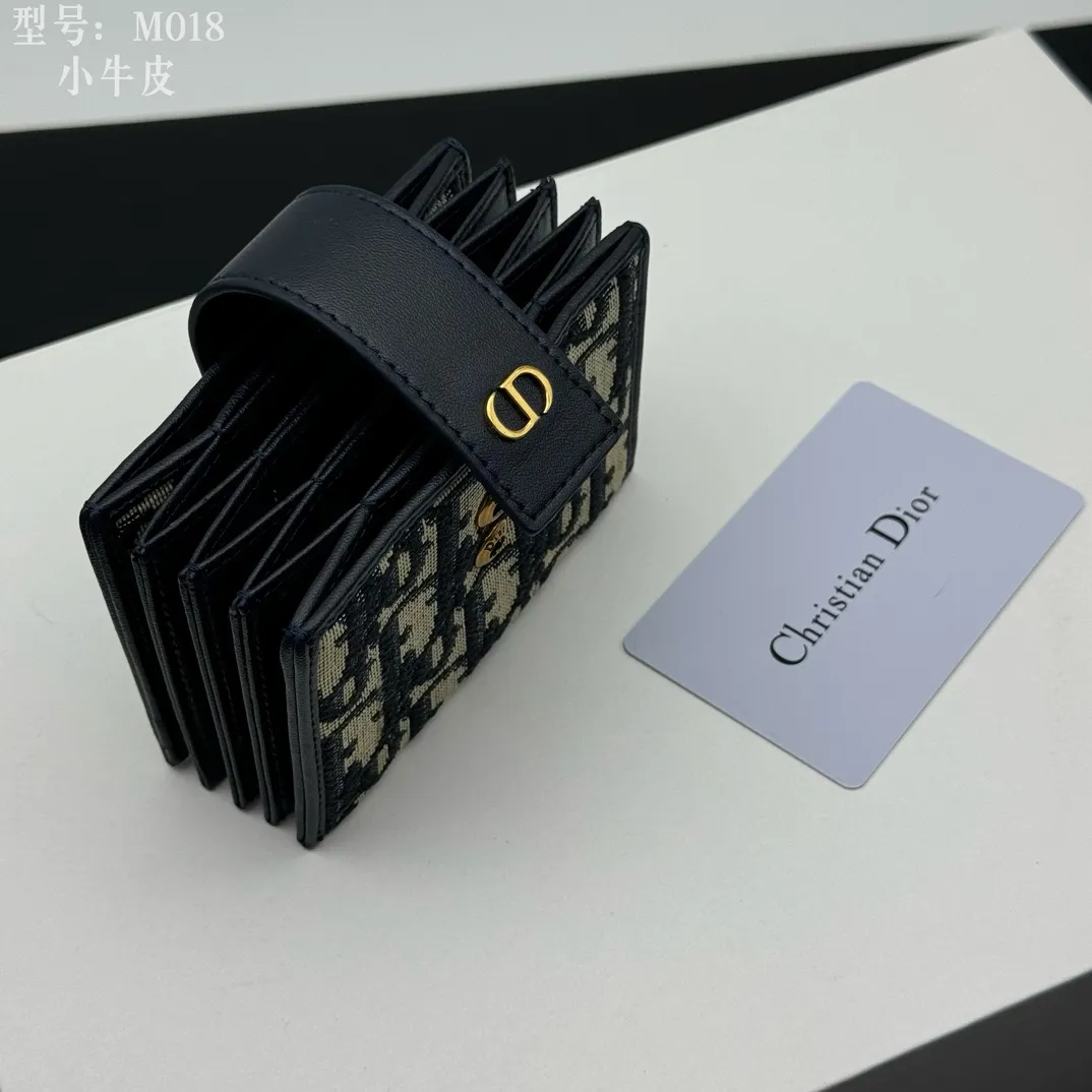💰160 💎Top quality💕Cow leather inside and outside 𝑫𝒊𝒐𝒓Authentic products available at counters💌 Comes with picture box Exclusive real shot #Built-in sachet💕 This 30 Montaigne 5-compartment card holder is carefully made of blue Oblique printed fabric, cleverly combining the elegance of Dior with the exquisite craftsmanship of leather craftsmen. The design is compact and practical, with five compartments that can store a variety of daily necessities, and a snap button with the initials "CD" to highlight the brand's iconic elements. This card holder can be paired with other pieces from the 30 Montaigne collection for a classic and elegant look. · Blue Oblique print · "CD" logo on front · Front snap strap closure · 5 compartments · Dimensions: 11 cm x 7 cm x 2cm · Style number: S2058 / M018