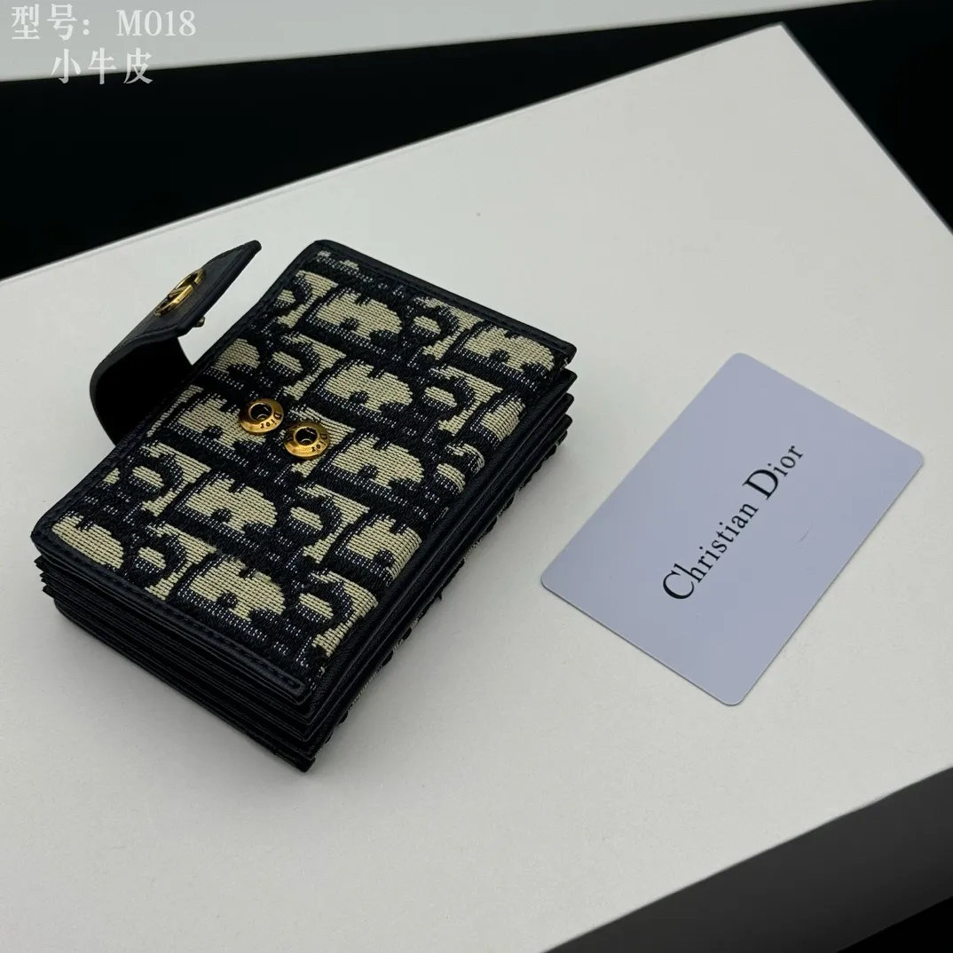 💰160 💎Top quality💕Cow leather inside and outside 𝑫𝒊𝒐𝒓Authentic products available at counters💌 Comes with picture box Exclusive real shot #Built-in sachet💕 This 30 Montaigne 5-compartment card holder is carefully made of blue Oblique printed fabric, cleverly combining the elegance of Dior with the exquisite craftsmanship of leather craftsmen. The design is compact and practical, with five compartments that can store a variety of daily necessities, and a snap button with the initials "CD" to highlight the brand's iconic elements. This card holder can be paired with other pieces from the 30 Montaigne collection for a classic and elegant look. · Blue Oblique print · "CD" logo on front · Front snap strap closure · 5 compartments · Dimensions: 11 cm x 7 cm x 2cm · Style number: S2058 / M018