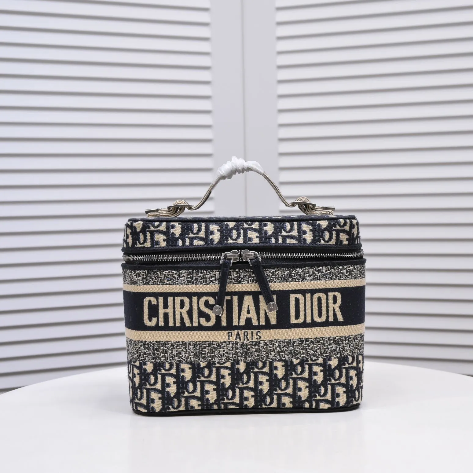 💰420￥Large size🔥🔥Dior DIOR old flower embroidery 2020 most popular cosmetic bag shipped - super large capacity can hold a lot of things, a must-have when going out - 😍25x 19.5 x 14 cm