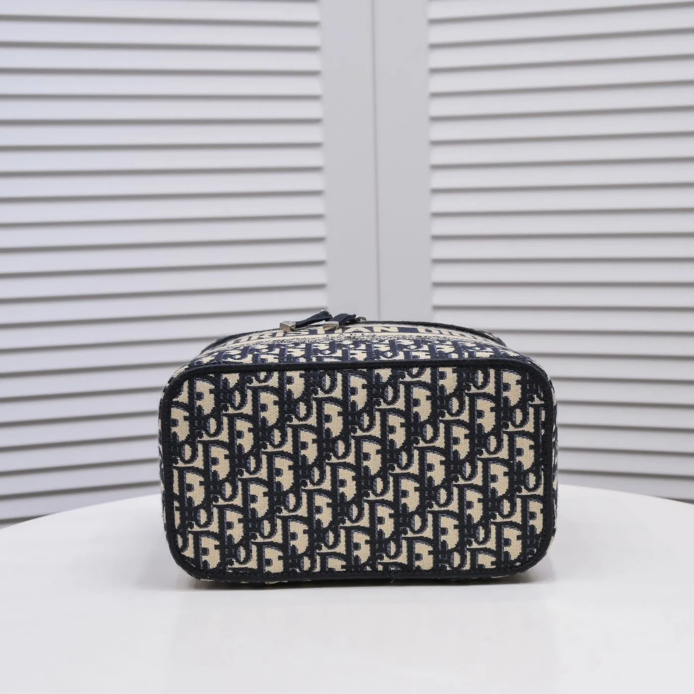 💰420￥Large size🔥🔥Dior DIOR old flower embroidery 2020 most popular cosmetic bag shipped - super large capacity can hold a lot of things, a must-have when going out - 😍25x 19.5 x 14 cm