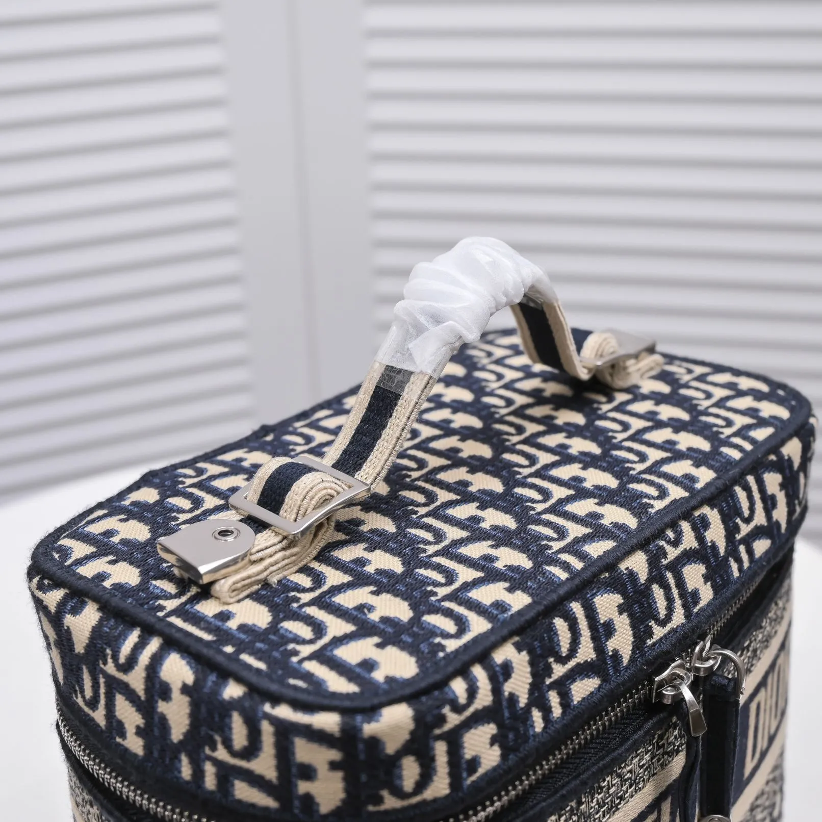 💰420￥Large size🔥🔥Dior DIOR old flower embroidery 2020 most popular cosmetic bag shipped - super large capacity can hold a lot of things, a must-have when going out - 😍25x 19.5 x 14 cm