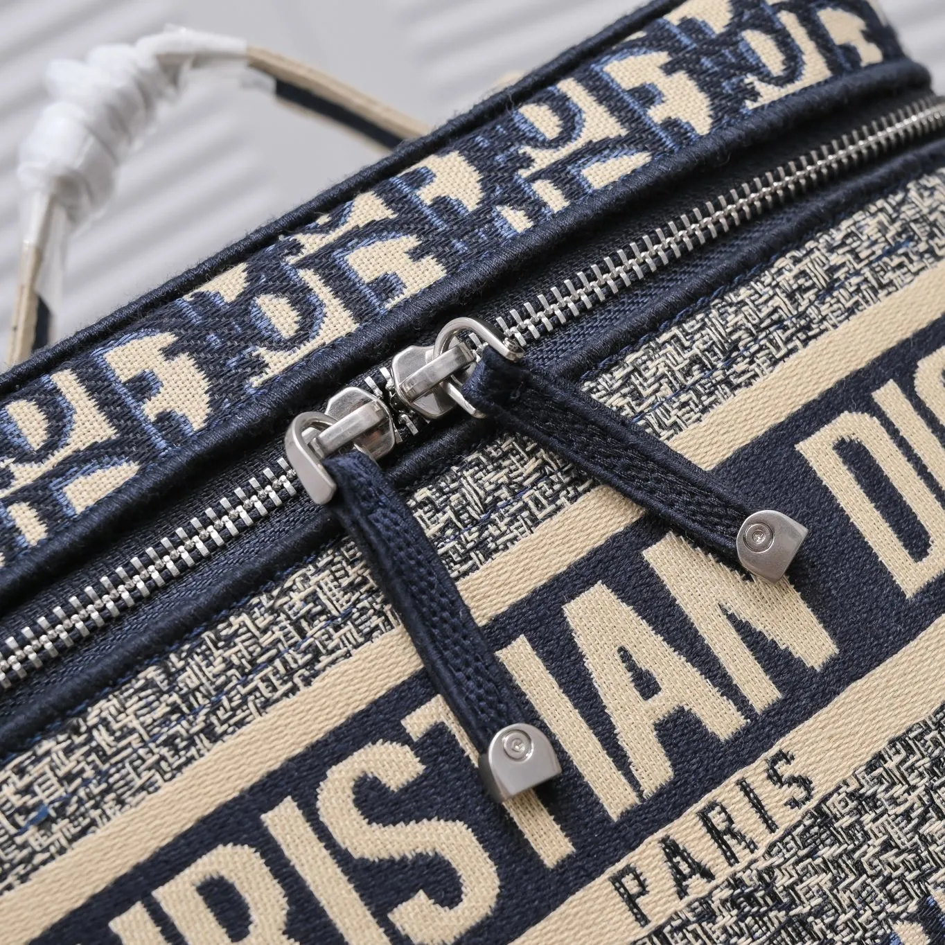 💰420￥Large size🔥🔥Dior DIOR old flower embroidery 2020 most popular cosmetic bag shipped - super large capacity can hold a lot of things, a must-have when going out - 😍25x 19.5 x 14 cm