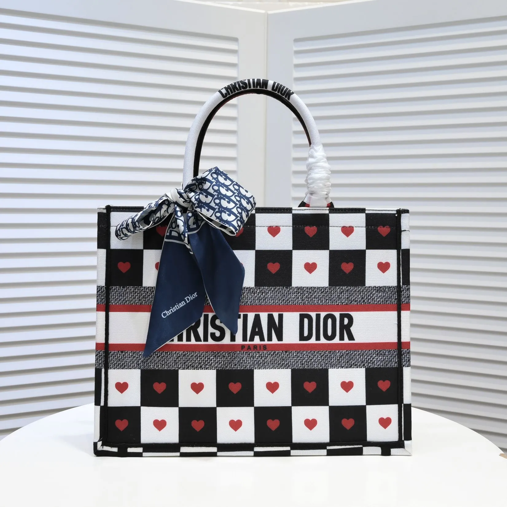 💰340￥Small size with silk scarf and overlock🔜Dior new shopping bag at Dior counter! Counters are updated simultaneously! Limited edition of the same style as the stars! Super stylish! Imported fabric👍high-end quality! Model: 8034 Size: 36*27*16cm