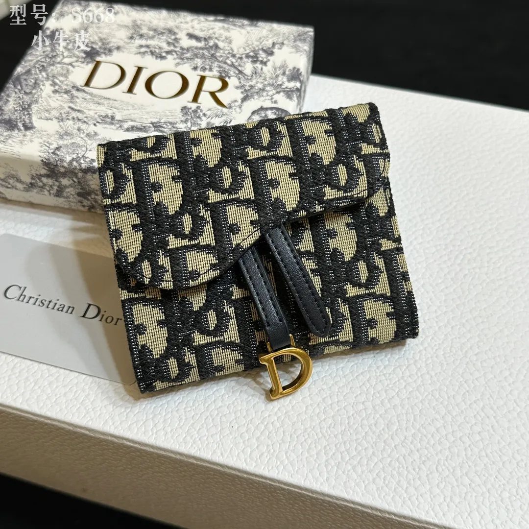 💰160 💎Top quality 🇫🇷 DIOR Dior tri-fold wallet ❤️ 💌 Two-layer calfskin, non-transferable‼ ️ The Dior Oblique pattern Nano clutch in blue jacquard is a modern interpretation of the saddle series. The "D" element is decorated on the front flap, showing a classic gold-toned metallic luster. A single internal compartment allows this versatile piece to store all your daily essentials Blue jacquard Dior Oblique pattern Front flap with 'D' 1 internal compartment Dimensions: 11x 9.5x 2 cm Style number: S668