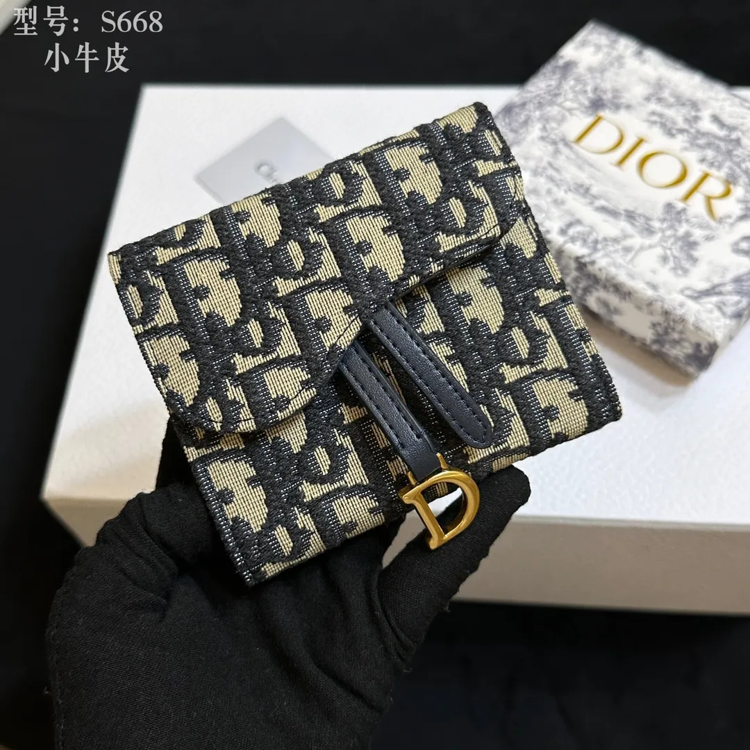 💰160 💎Top quality 🇫🇷 DIOR Dior tri-fold wallet ❤️ 💌 Two-layer calfskin, non-transferable‼ ️ The Dior Oblique pattern Nano clutch in blue jacquard is a modern interpretation of the saddle series. The "D" element is decorated on the front flap, showing a classic gold-toned metallic luster. A single internal compartment allows this versatile piece to store all your daily essentials Blue jacquard Dior Oblique pattern Front flap with 'D' 1 internal compartment Dimensions: 11x 9.5x 2 cm Style number: S668