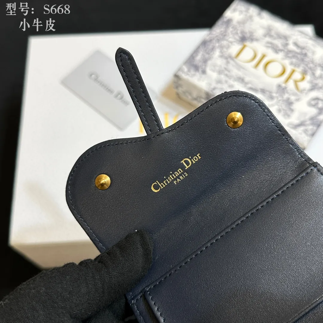 💰160 💎Top quality 🇫🇷 DIOR Dior tri-fold wallet ❤️ 💌 Two-layer calfskin, non-transferable‼ ️ The Dior Oblique pattern Nano clutch in blue jacquard is a modern interpretation of the saddle series. The "D" element is decorated on the front flap, showing a classic gold-toned metallic luster. A single internal compartment allows this versatile piece to store all your daily essentials Blue jacquard Dior Oblique pattern Front flap with 'D' 1 internal compartment Dimensions: 11x 9.5x 2 cm Style number: S668