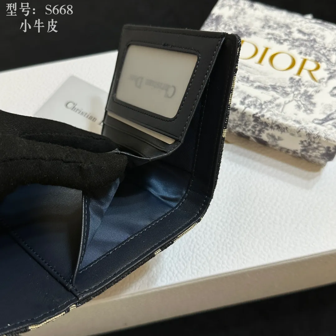💰160 💎Top quality 🇫🇷 DIOR Dior tri-fold wallet ❤️ 💌 Two-layer calfskin, non-transferable‼ ️ The Dior Oblique pattern Nano clutch in blue jacquard is a modern interpretation of the saddle series. The "D" element is decorated on the front flap, showing a classic gold-toned metallic luster. A single internal compartment allows this versatile piece to store all your daily essentials Blue jacquard Dior Oblique pattern Front flap with 'D' 1 internal compartment Dimensions: 11x 9.5x 2 cm Style number: S668