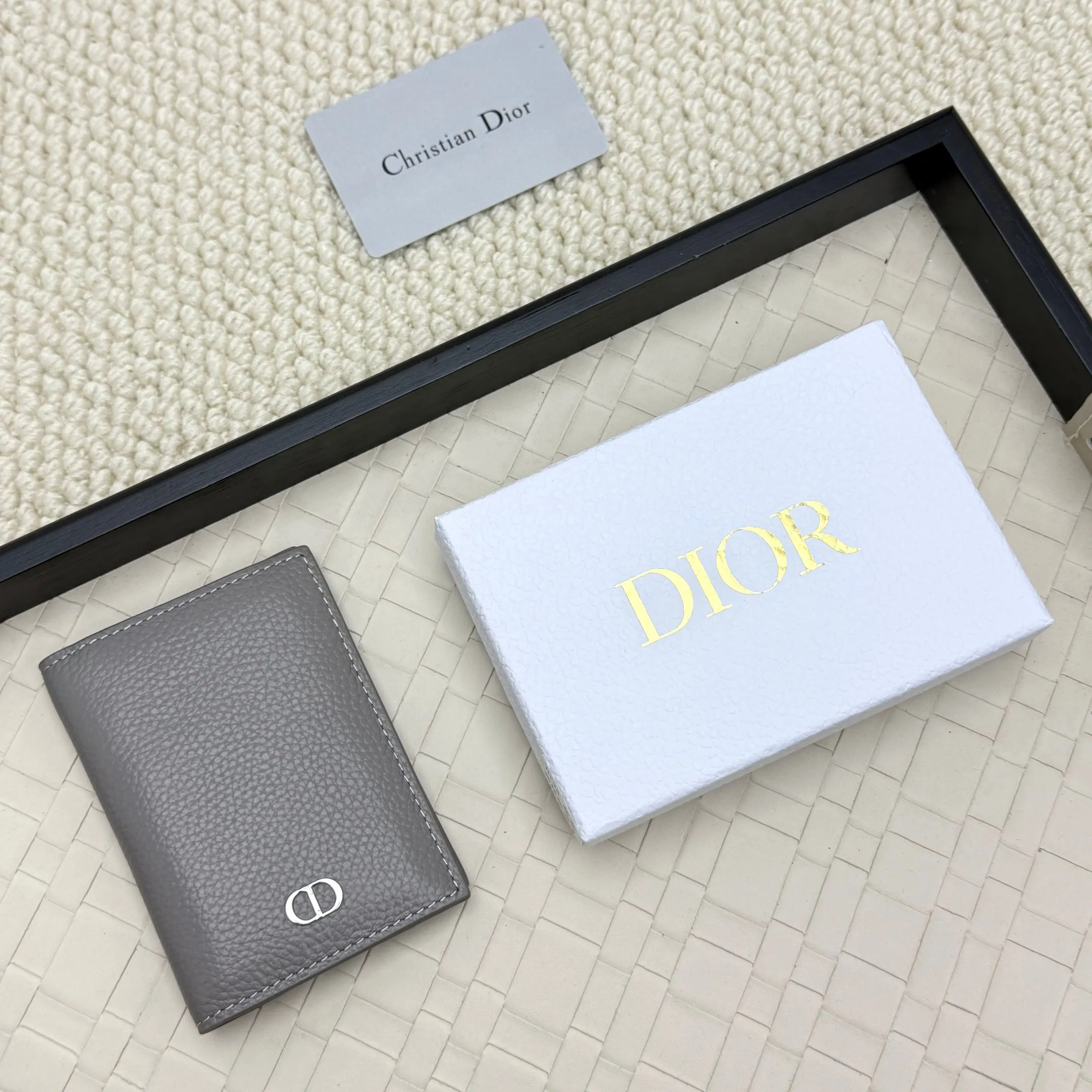 💰120💋Dior’s new bi-fold card holder is an elegant accessory that showcases Dior’s exquisite craftsmanship. Crafted from black inlaid grained calfskin, this card holder is detailed with beige and black Oblique print fabric details that accentuate the classic saddle silhouette. There are three card slots on each side and two compartments for storing bills and cash. Elegantly styled with a metal-clad brass Dior signature on the front, it fits easily into any pocket. Style number: H138 Size: 8.2*11.2cm