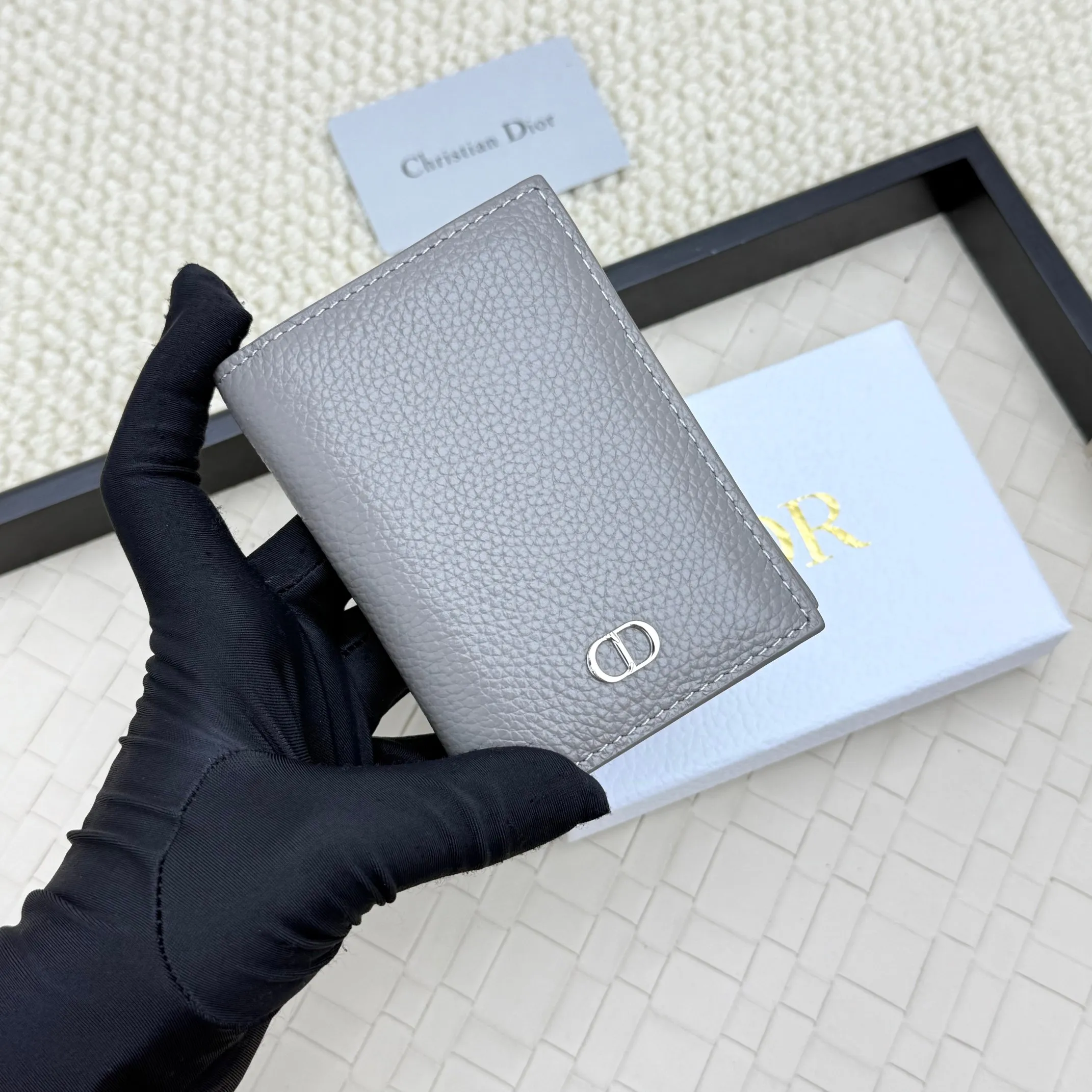 💰120💋Dior’s new bi-fold card holder is an elegant accessory that showcases Dior’s exquisite craftsmanship. Crafted from black inlaid grained calfskin, this card holder is detailed with beige and black Oblique print fabric details that accentuate the classic saddle silhouette. There are three card slots on each side and two compartments for storing bills and cash. Elegantly styled with a metal-clad brass Dior signature on the front, it fits easily into any pocket. Style number: H138 Size: 8.2*11.2cm