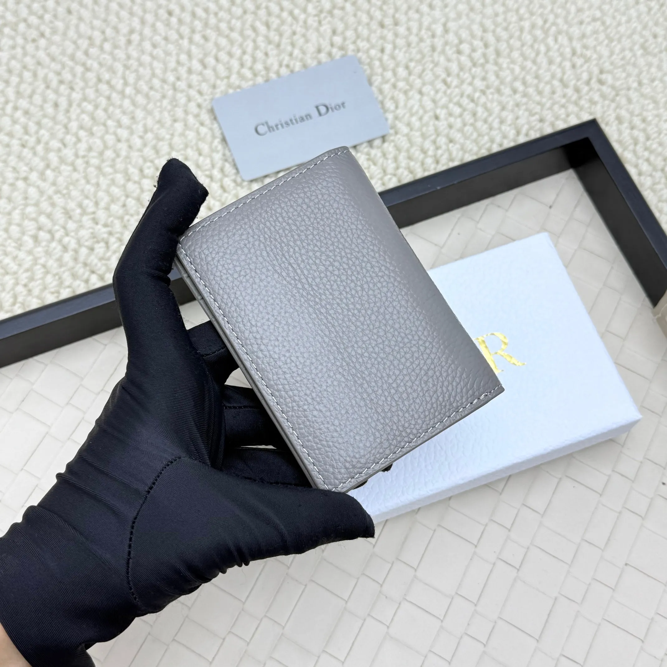 💰120💋Dior’s new bi-fold card holder is an elegant accessory that showcases Dior’s exquisite craftsmanship. Crafted from black inlaid grained calfskin, this card holder is detailed with beige and black Oblique print fabric details that accentuate the classic saddle silhouette. There are three card slots on each side and two compartments for storing bills and cash. Elegantly styled with a metal-clad brass Dior signature on the front, it fits easily into any pocket. Style number: H138 Size: 8.2*11.2cm