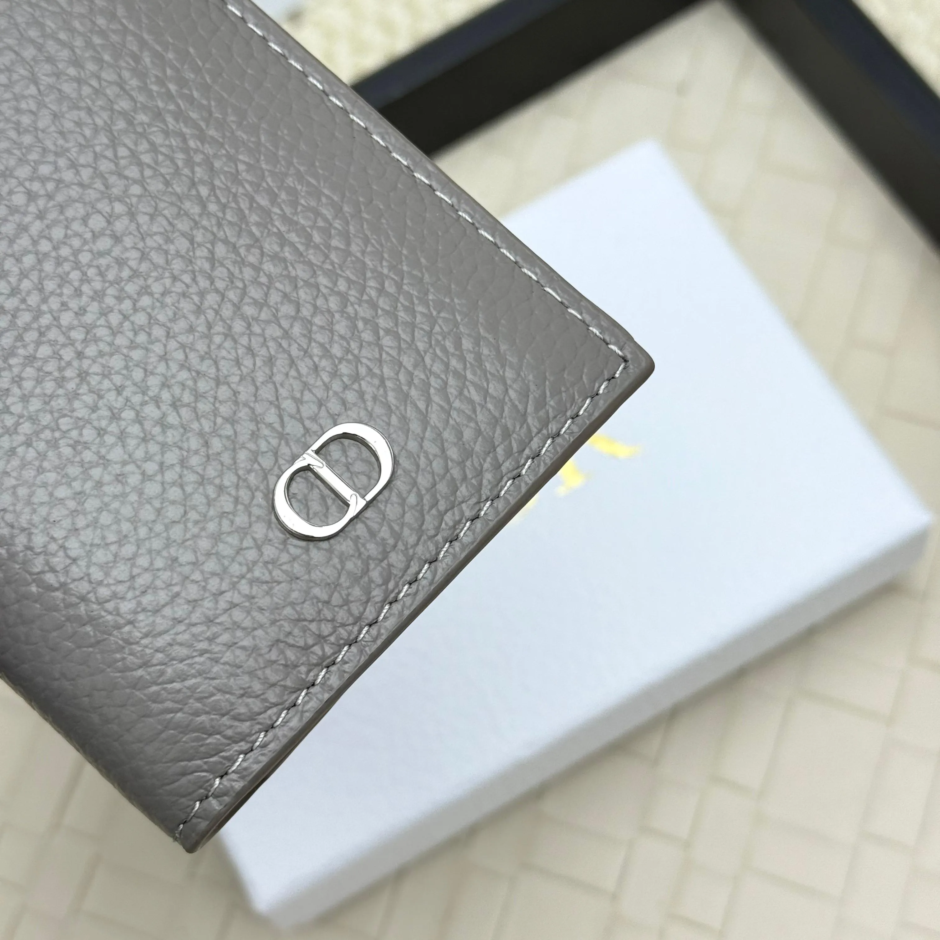 💰120💋Dior’s new bi-fold card holder is an elegant accessory that showcases Dior’s exquisite craftsmanship. Crafted from black inlaid grained calfskin, this card holder is detailed with beige and black Oblique print fabric details that accentuate the classic saddle silhouette. There are three card slots on each side and two compartments for storing bills and cash. Elegantly styled with a metal-clad brass Dior signature on the front, it fits easily into any pocket. Style number: H138 Size: 8.2*11.2cm