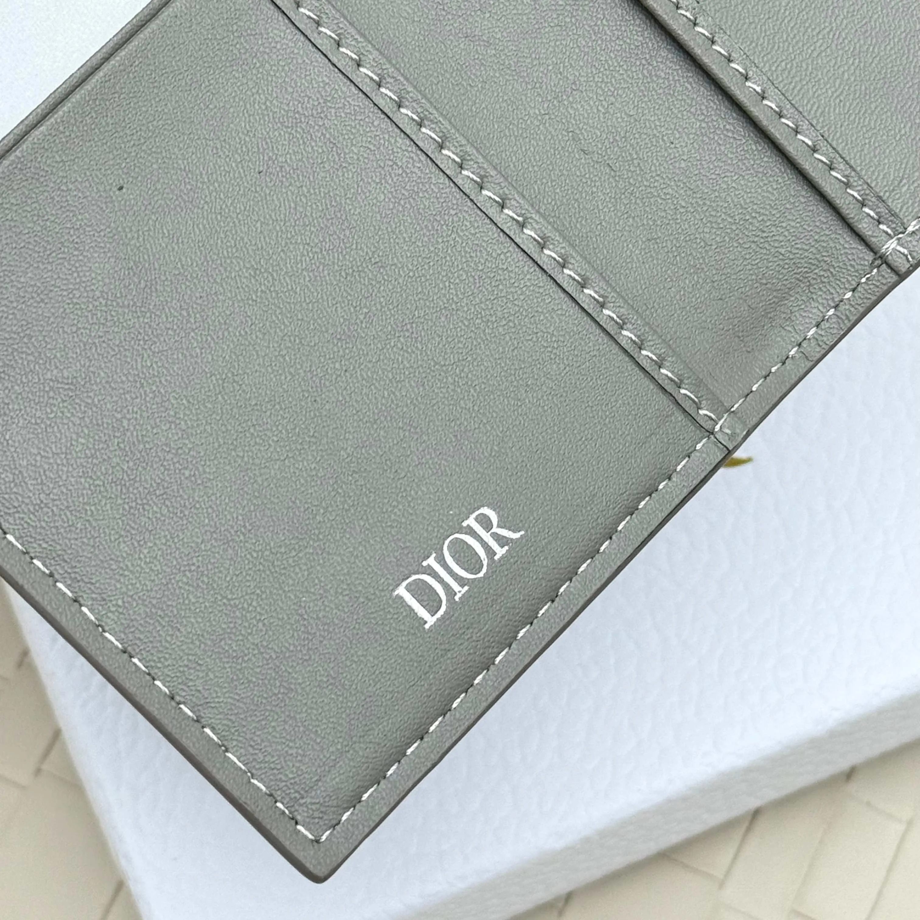💰120💋Dior’s new bi-fold card holder is an elegant accessory that showcases Dior’s exquisite craftsmanship. Crafted from black inlaid grained calfskin, this card holder is detailed with beige and black Oblique print fabric details that accentuate the classic saddle silhouette. There are three card slots on each side and two compartments for storing bills and cash. Elegantly styled with a metal-clad brass Dior signature on the front, it fits easily into any pocket. Style number: H138 Size: 8.2*11.2cm