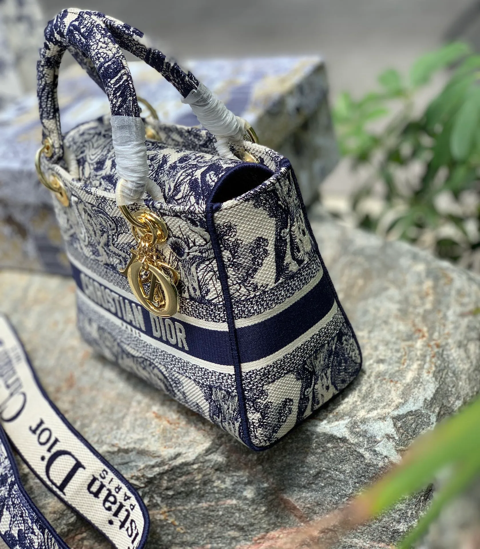 ❗️❗️❗️Free shipping with SF Express for year-end events❗️❗️❗️💰1800 Size: 24 x 20 x 11 CM blue and white tiger style. Original factory channels! The color, material, weave, and density of the embroidery thread are all identifiable. There is no pressure at all when entering and exiting the counter. You can appreciate its pride through real photos! This embroidered series of Princess Diana bags is simply beautiful to a new level! Breaking the conventional Princess Diana design, the cloth material and high-density embroidery are refreshing. It is elegant and elegant, and the wide shoulder strap is added, practical and beautiful!