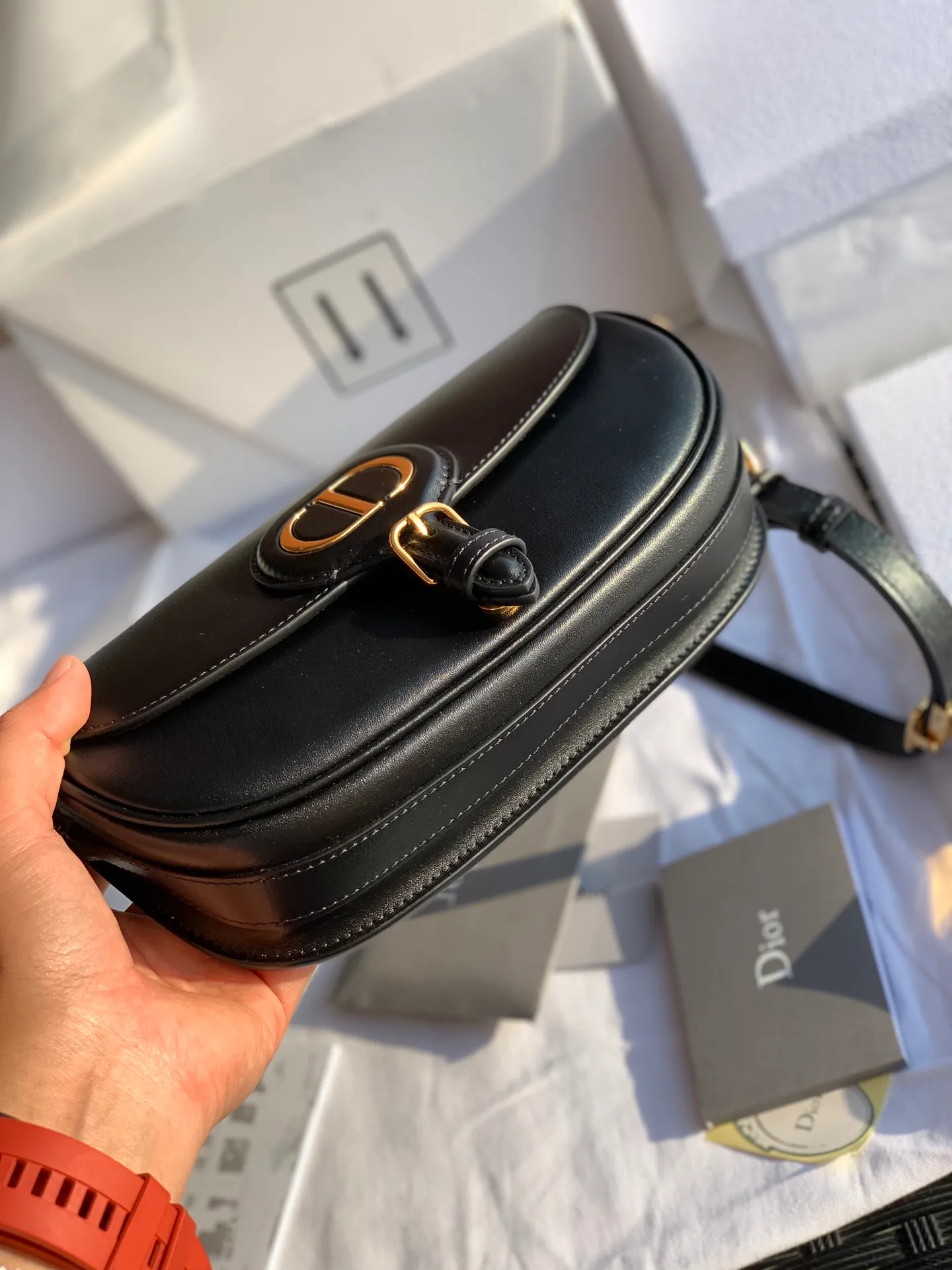Top upgraded version 💰1560 Size: 22 x 13 x 5 CM Black When I saw the real thing, I was fascinated for a second! After looking at Weibo and the official website, I realized that this bag is the latest flagship product of the D family. Using the word "treasure" to describe this bag is our best understanding of it! The texture and design are truly excellent! The leather, texture, and craftsmanship are all priced at RMB 2,000 to RMB 3,000 when sold outside, through overseas import channels! The counters are what they are, and any comparison is supported!