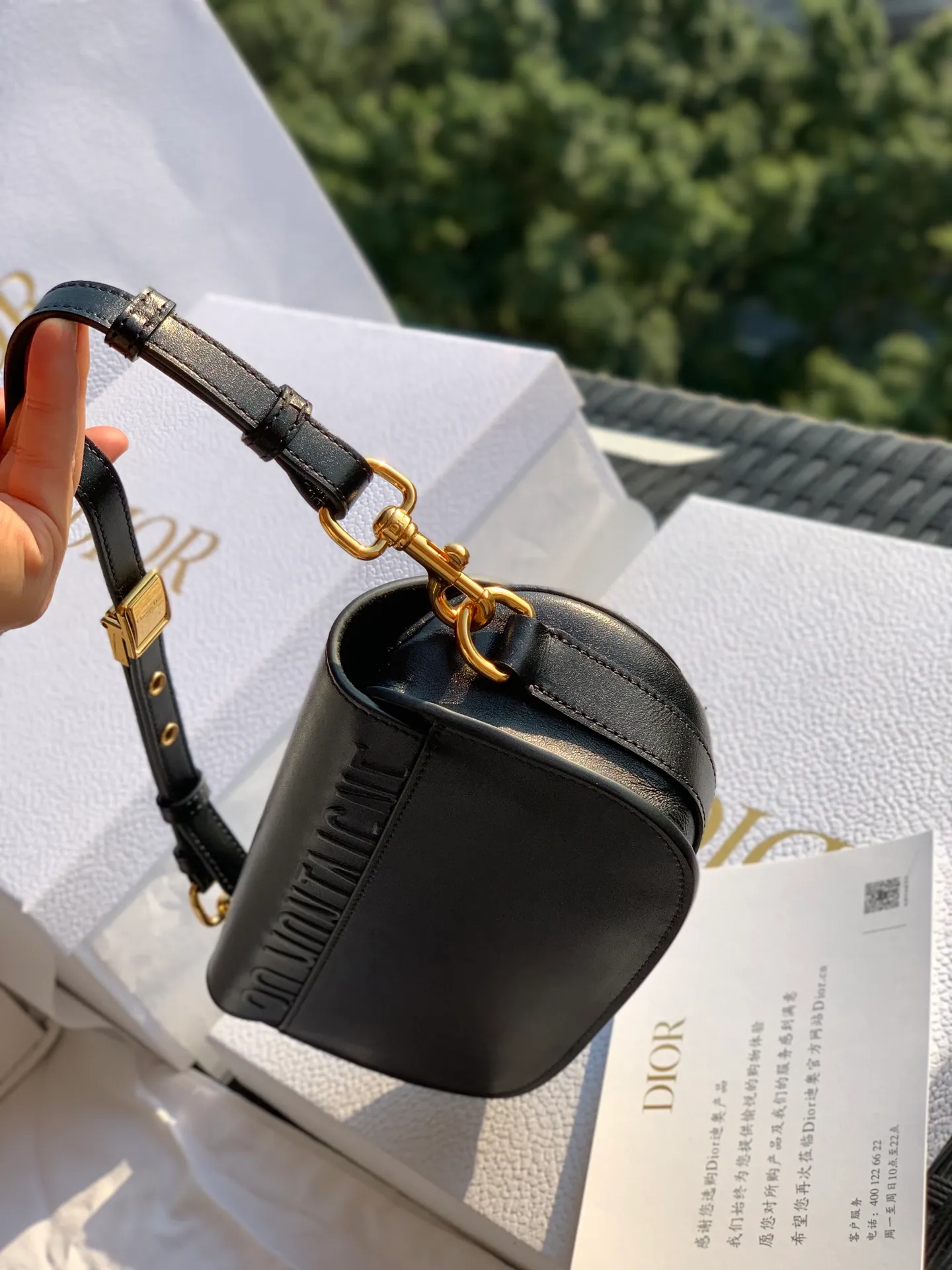 Top upgraded version 💰1560 Size: 22 x 13 x 5 CM Black When I saw the real thing, I was fascinated for a second! After looking at Weibo and the official website, I realized that this bag is the latest flagship product of the D family. Using the word "treasure" to describe this bag is our best understanding of it! The texture and design are truly excellent! The leather, texture, and craftsmanship are all priced at RMB 2,000 to RMB 3,000 when sold outside, through overseas import channels! The counters are what they are, and any comparison is supported!
