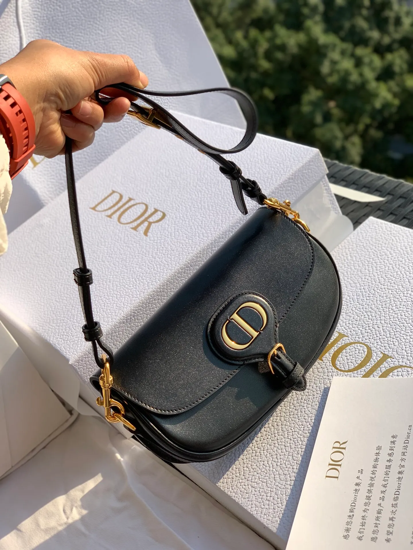Top upgraded version 💰1560 Size: 22 x 13 x 5 CM Black When I saw the real thing, I was fascinated for a second! After looking at Weibo and the official website, I realized that this bag is the latest flagship product of the D family. Using the word "treasure" to describe this bag is our best understanding of it! The texture and design are truly excellent! The leather, texture, and craftsmanship are all priced at RMB 2,000 to RMB 3,000 when sold outside, through overseas import channels! The counters are what they are, and any comparison is supported!