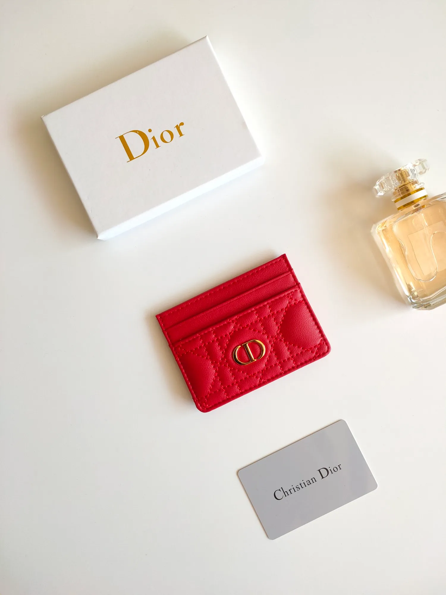 ￥90😍The Dior Caro five-compartment card holder is a new product this season, elegant and practical. Style number: S5130. Carefully crafted from soft cowhide, decorated with cannage pattern topstitching and embellished with the "CD" logo on the front. Elegant and sophisticated, it has five card slots and is suitable for various occasions. Size:10.5*7.5cm