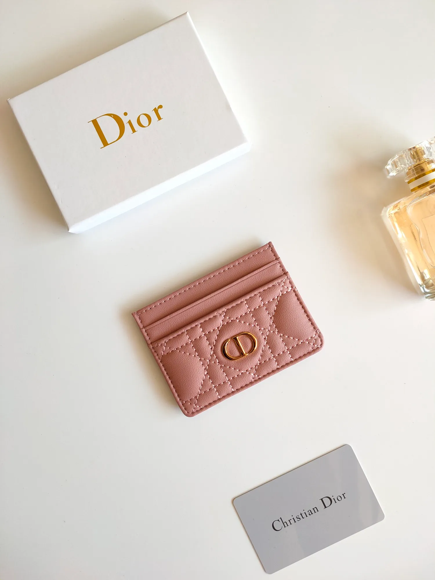 ￥90😍The Dior Caro five-compartment card holder is a new product this season, elegant and practical. Style number: S5130. Carefully crafted from soft cowhide, decorated with cannage pattern topstitching and embellished with the "CD" logo on the front. Elegant and sophisticated, it has five card slots and is suitable for various occasions. Size:10.5*7.5cm