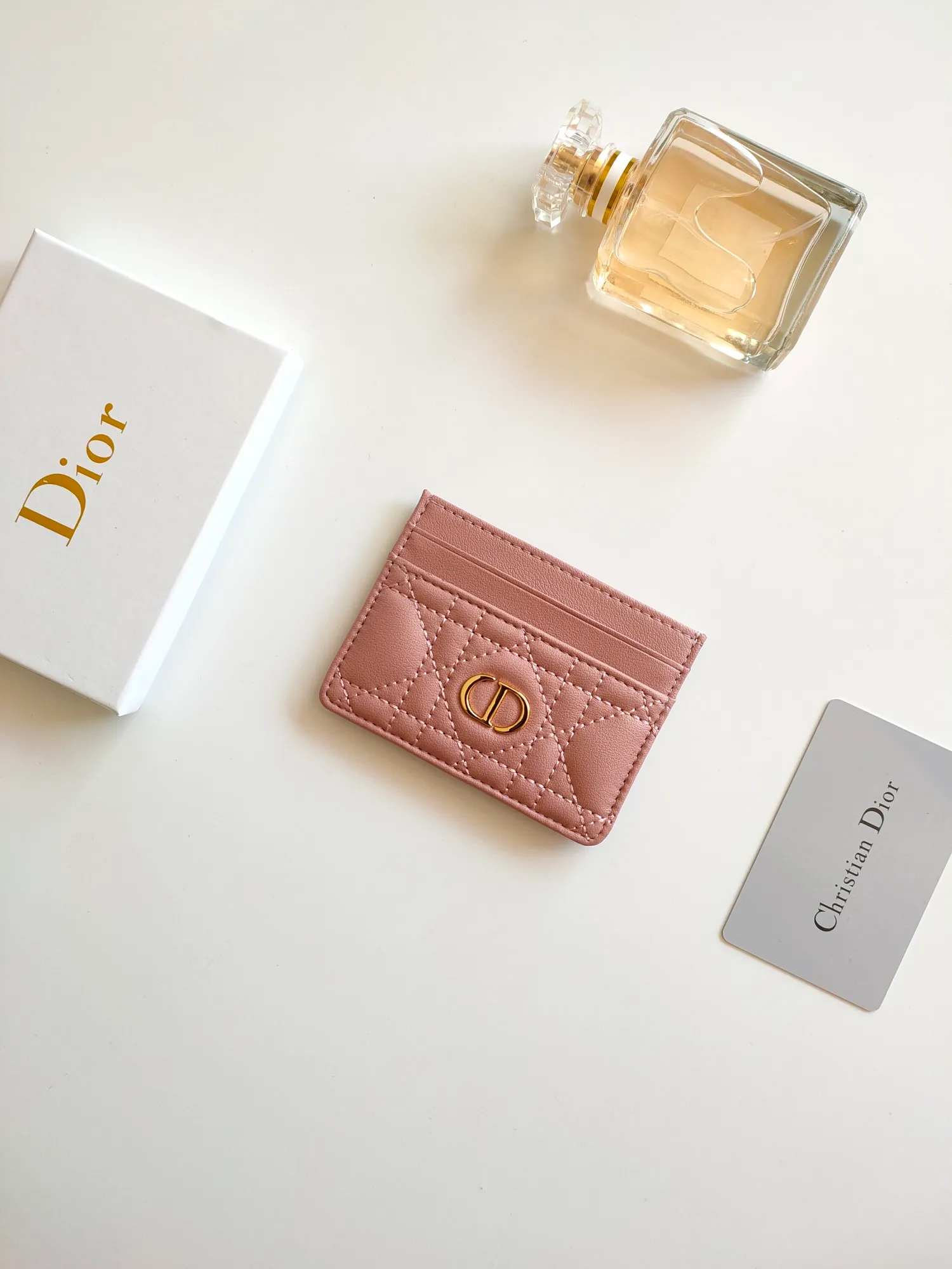 ￥90😍The Dior Caro five-compartment card holder is a new product this season, elegant and practical. Style number: S5130. Carefully crafted from soft cowhide, decorated with cannage pattern topstitching and embellished with the "CD" logo on the front. Elegant and sophisticated, it has five card slots and is suitable for various occasions. Size:10.5*7.5cm
