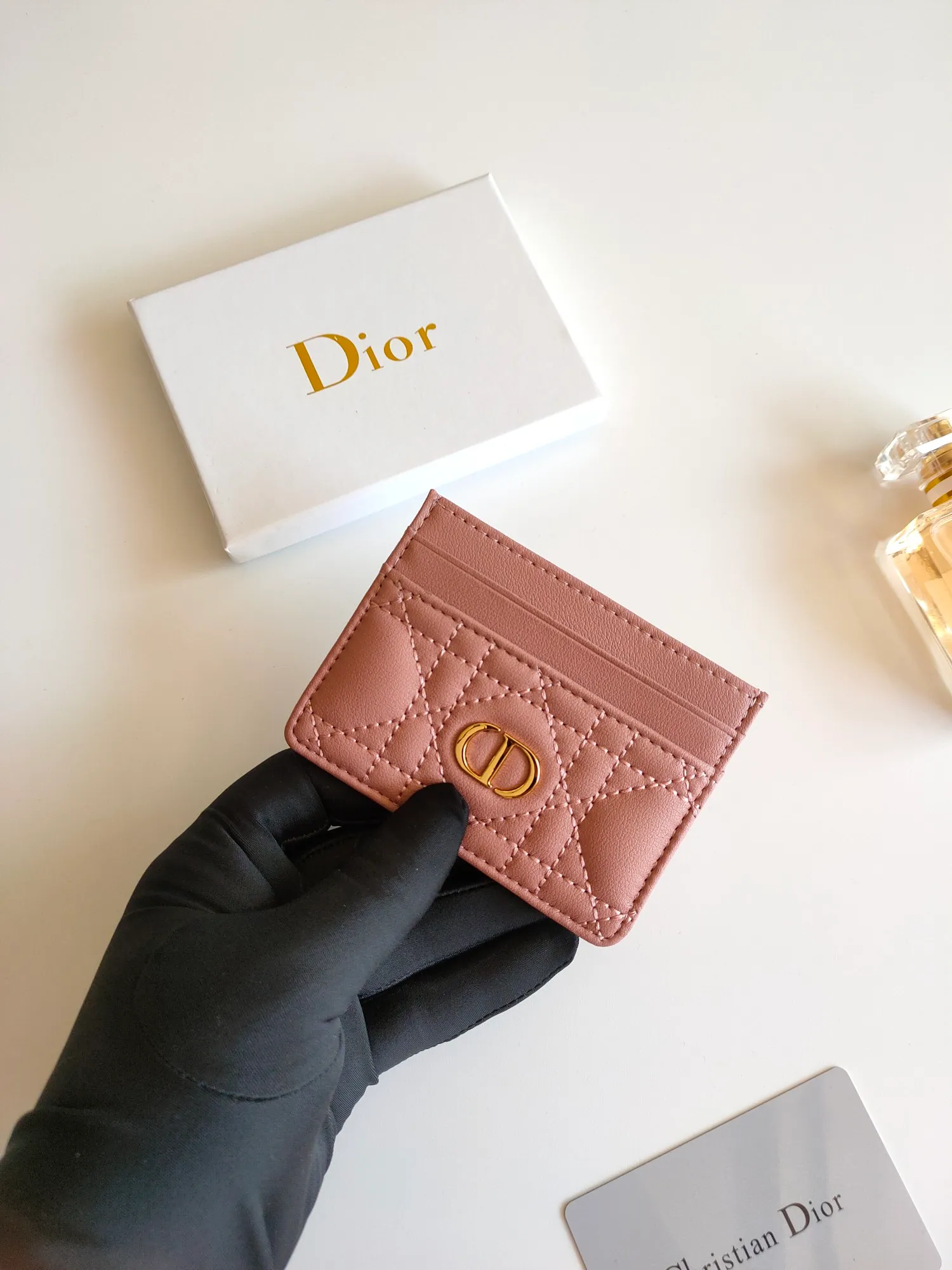 ￥90😍The Dior Caro five-compartment card holder is a new product this season, elegant and practical. Style number: S5130. Carefully crafted from soft cowhide, decorated with cannage pattern topstitching and embellished with the "CD" logo on the front. Elegant and sophisticated, it has five card slots and is suitable for various occasions. Size:10.5*7.5cm