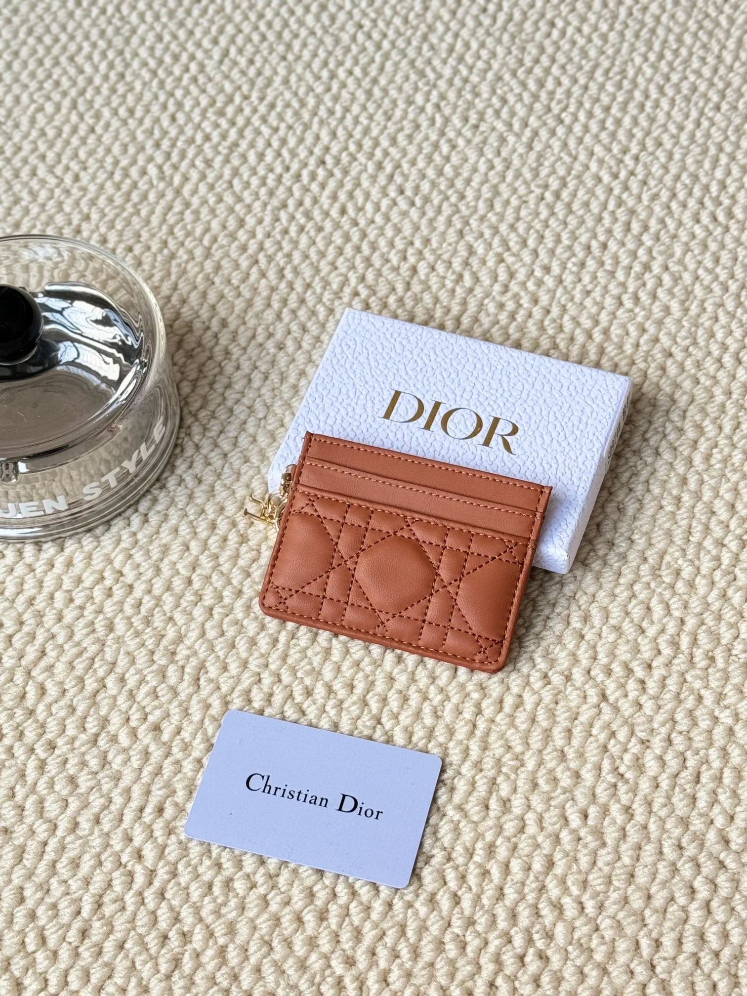 💰110LadyDior Sheepskin No.: S0974OVRB M81B T Lady Dior five-compartment card holder Product description: The color is as shown in the picture. This Lady Dior five-compartment card holder is new this season, elegant and practical. Crafted from cloudy blue patent cow leather, decorated with cannage pattern topstitching and embellished with a removable D.I.O.R. charm. Elegant and sophisticated, it has five card slots, suitable for various occasions, and can be combined with other Lady Dior