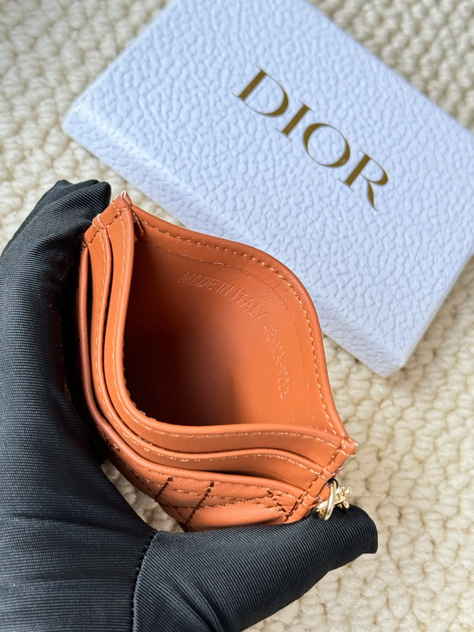 💰110LadyDior Sheepskin No.: S0974OVRB M81B T Lady Dior five-compartment card holder Product description: The color is as shown in the picture. This Lady Dior five-compartment card holder is new this season, elegant and practical. Crafted from cloudy blue patent cow leather, decorated with cannage pattern topstitching and embellished with a removable D.I.O.R. charm. Elegant and sophisticated, it has five card slots, suitable for various occasions, and can be combined with other Lady Dior
