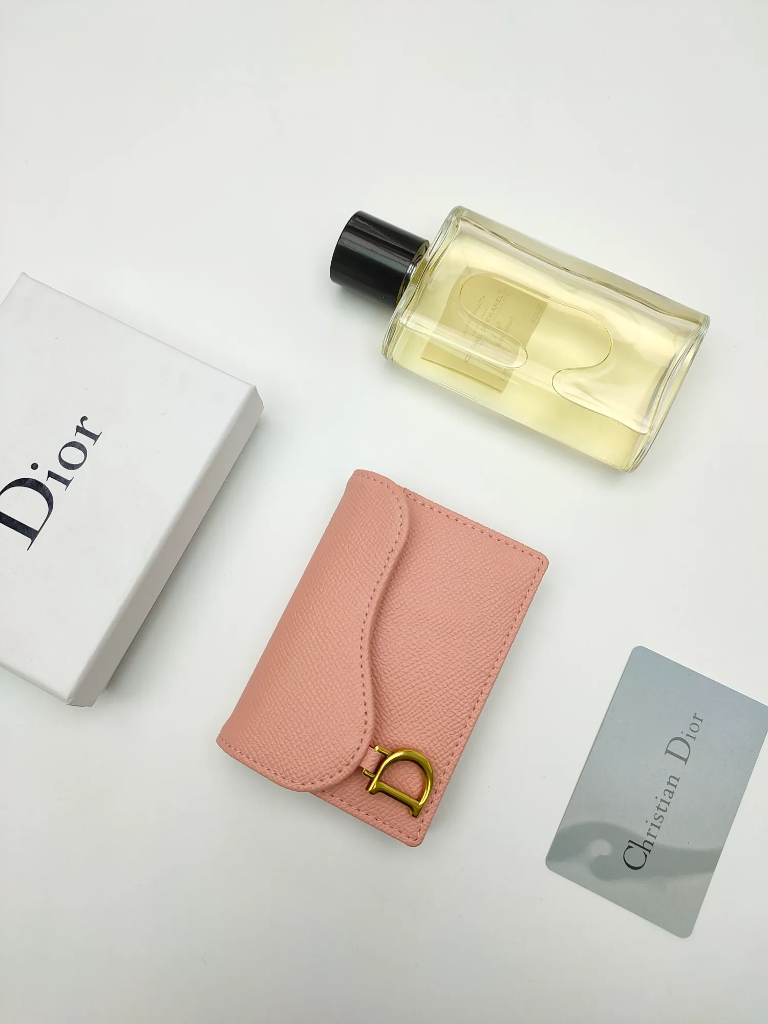 ￥120😍This Dior flip-top grained cowhide card holder is decorated with the D logo on the front flap, showing the iconic look of the Dior saddle series. A single main compartment with 2 card slots and 2 patch pockets highlights the multifunctional, compact and sophisticated design. Style number: S5611 Size: 11*7.5*2.5cm