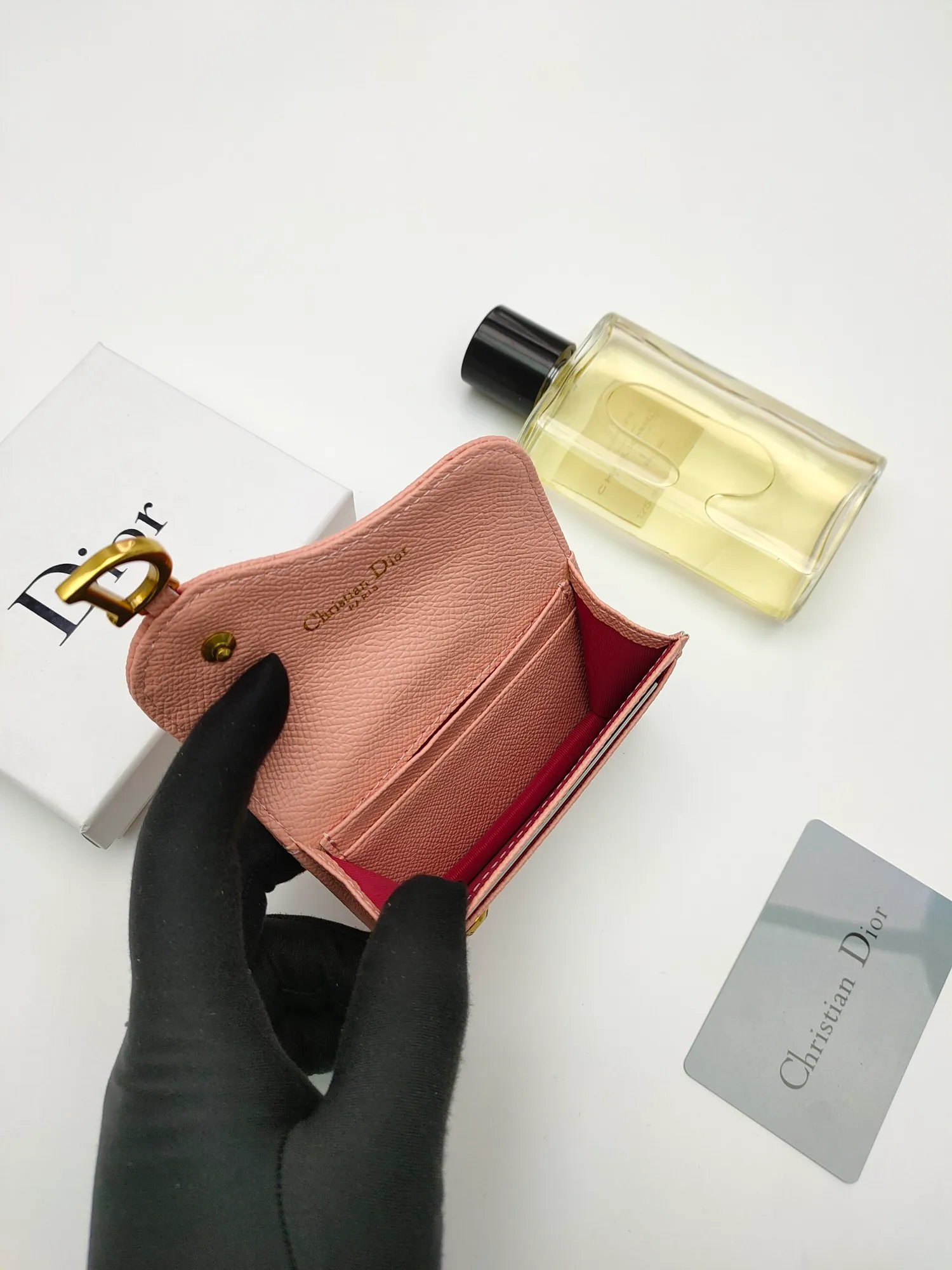 ￥120😍This Dior flip-top grained cowhide card holder is decorated with the D logo on the front flap, showing the iconic look of the Dior saddle series. A single main compartment with 2 card slots and 2 patch pockets highlights the multifunctional, compact and sophisticated design. Style number: S5611 Size: 11*7.5*2.5cm