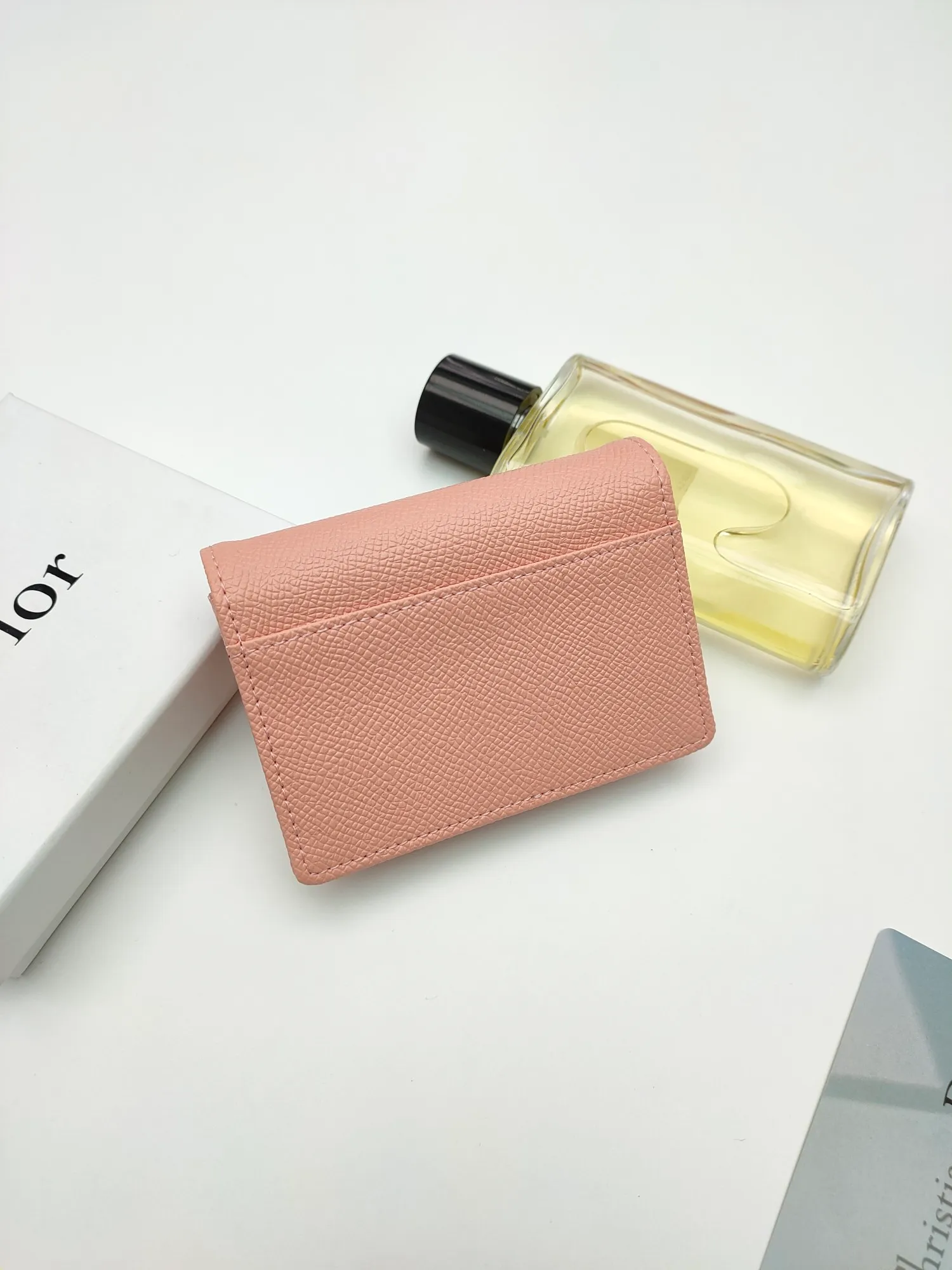 ￥120😍This Dior flip-top grained cowhide card holder is decorated with the D logo on the front flap, showing the iconic look of the Dior saddle series. A single main compartment with 2 card slots and 2 patch pockets highlights the multifunctional, compact and sophisticated design. Style number: S5611 Size: 11*7.5*2.5cm
