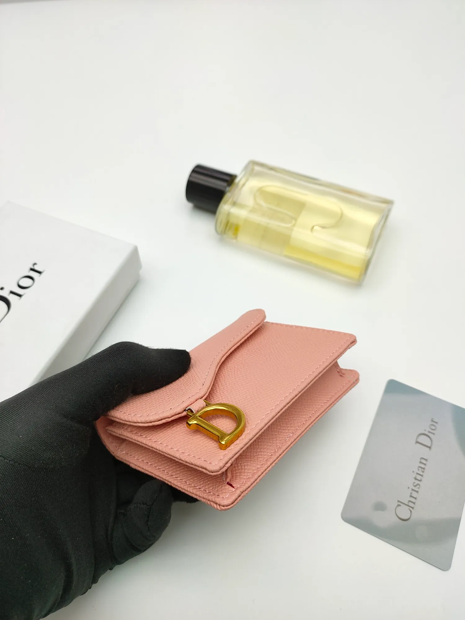 ￥120😍This Dior flip-top grained cowhide card holder is decorated with the D logo on the front flap, showing the iconic look of the Dior saddle series. A single main compartment with 2 card slots and 2 patch pockets highlights the multifunctional, compact and sophisticated design. Style number: S5611 Size: 11*7.5*2.5cm