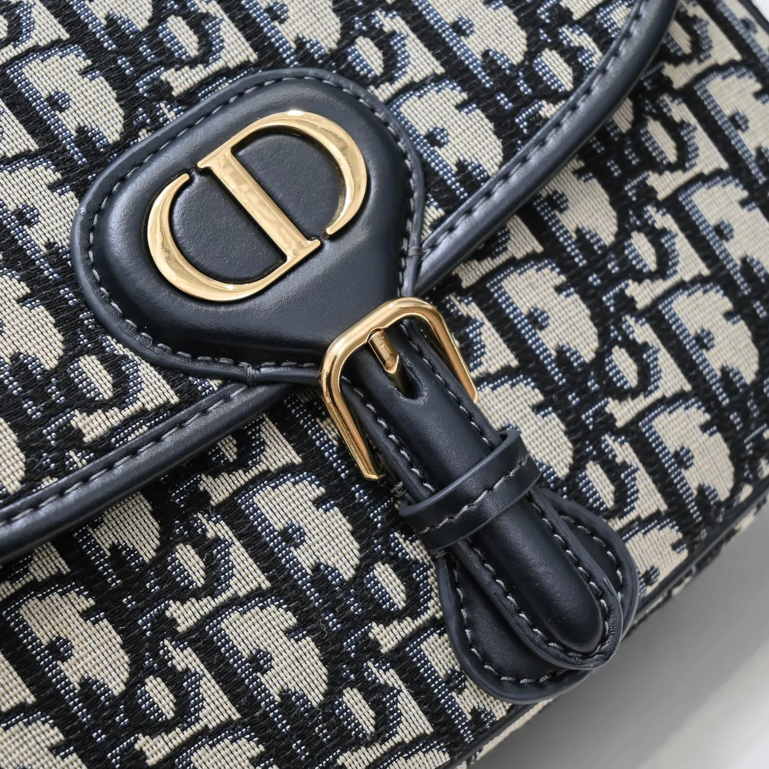💰400￥With box Large size original order quality, Dior tofu bag❤ Dior BOBBY 2020 Early Autumn New Retro Bag Retro Presbyopia texture, stiff bag body hardware is aged to add a retro feel, not easy to wear Large size: 22.17.6 Presbyopia series