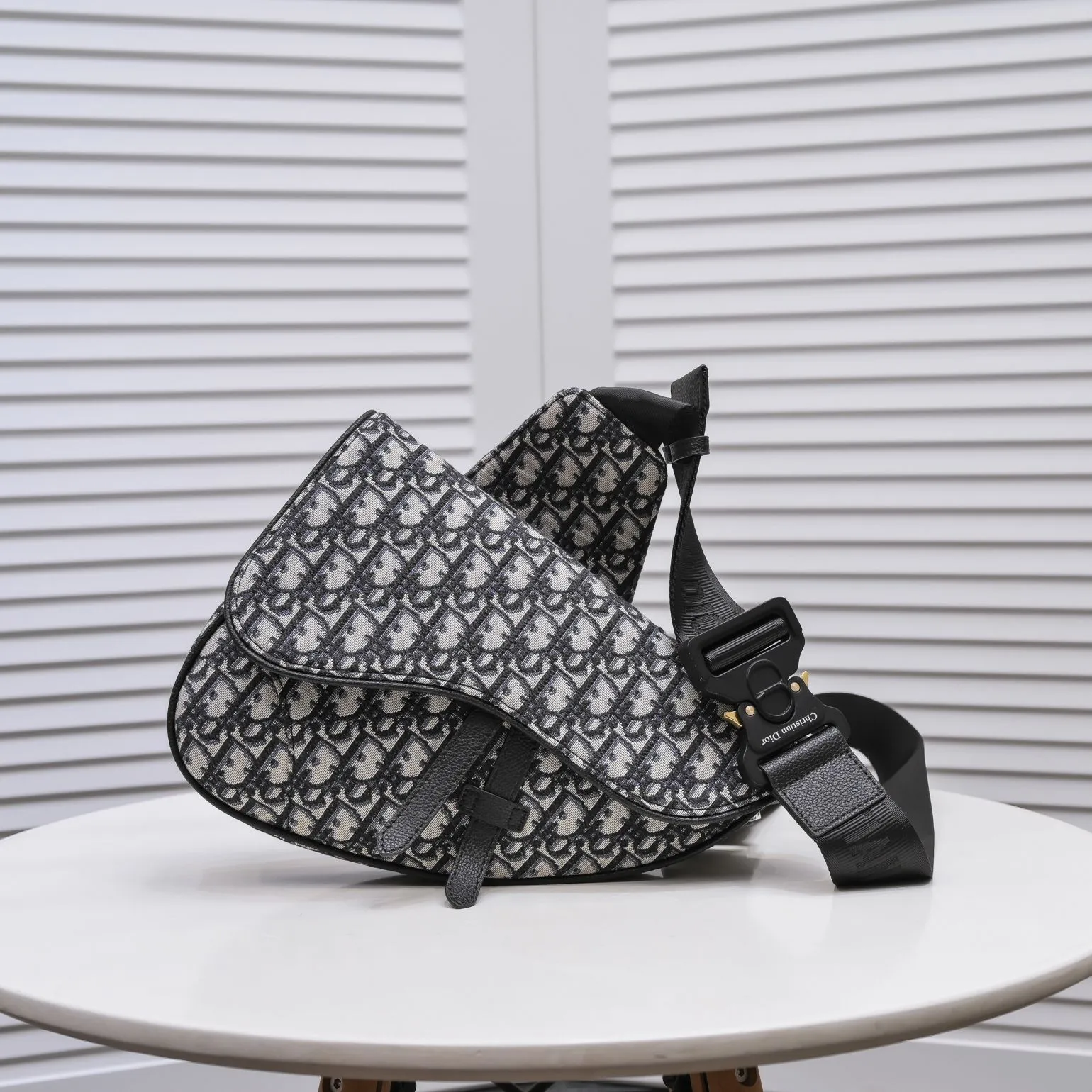 💰400￥💴Dior Men's SADDLE Unisex Crossbody Bag/Chest Bag Size: 20*28.6*5cm Actual photo taken, the picture is consistent with the product, heavy gold authentic pattern re-engraved👍Imported original original top layer small grain Re-engraved cowhide😱The leather is super soft and rebounds perfectly when rubbed at will😁Customized counter original hardware with lettering✨Smooth YKK zipper🏄🏻Perfect craftsmanship💼Refuse to cut corners, reject super-fiber fake leather, 8039, 6801 quality is superb