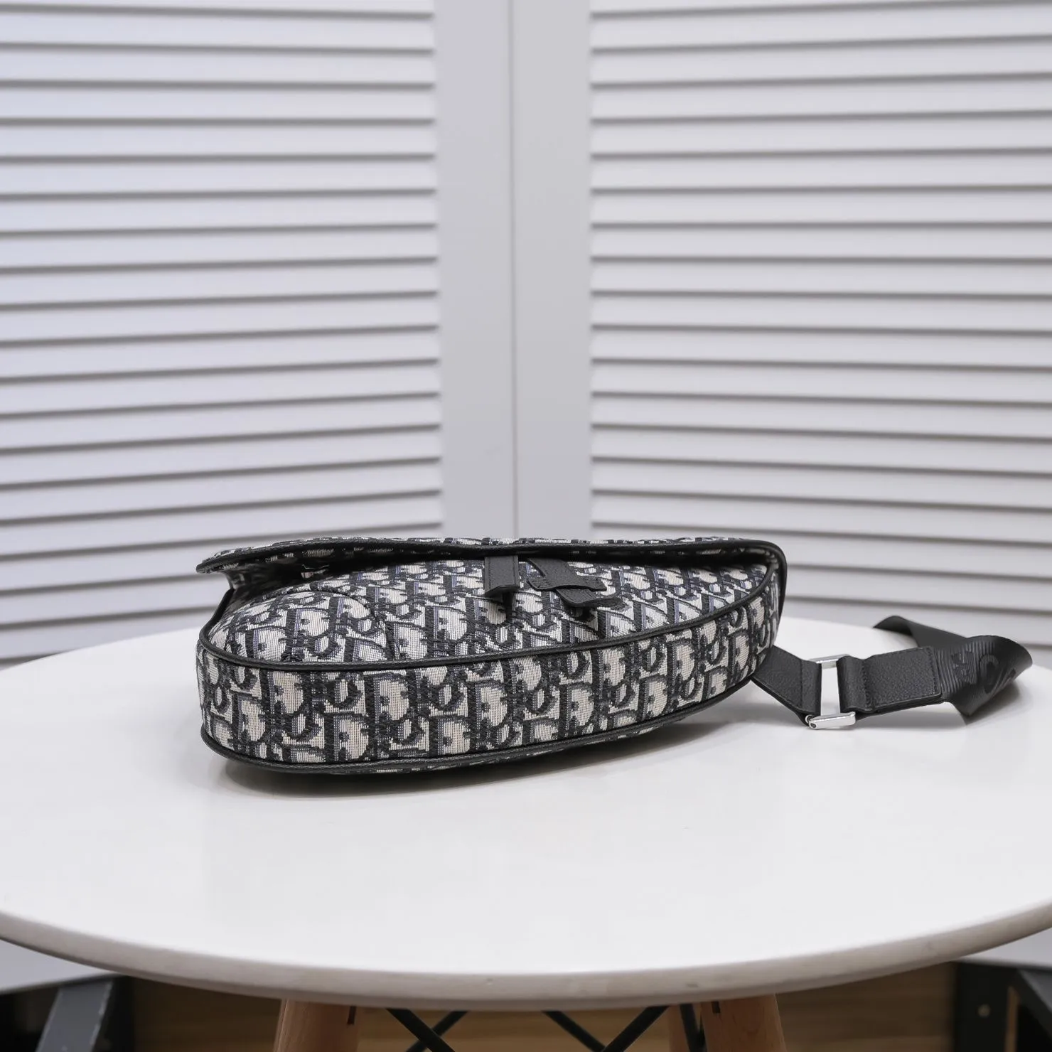 💰400￥💴Dior Men's SADDLE Unisex Crossbody Bag/Chest Bag Size: 20*28.6*5cm Actual photo taken, the picture is consistent with the product, heavy gold authentic pattern re-engraved👍Imported original original top layer small grain Re-engraved cowhide😱The leather is super soft and rebounds perfectly when rubbed at will😁Customized counter original hardware with lettering✨Smooth YKK zipper🏄🏻Perfect craftsmanship💼Refuse to cut corners, reject super-fiber fake leather, 8039, 6801 quality is superb