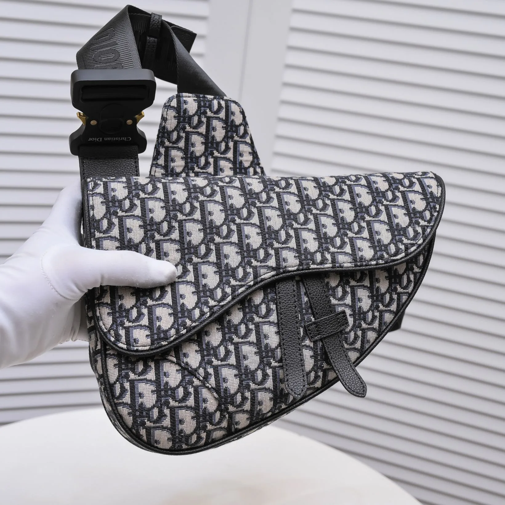 💰400￥💴Dior Men's SADDLE Unisex Crossbody Bag/Chest Bag Size: 20*28.6*5cm Actual photo taken, the picture is consistent with the product, heavy gold authentic pattern re-engraved👍Imported original original top layer small grain Re-engraved cowhide😱The leather is super soft and rebounds perfectly when rubbed at will😁Customized counter original hardware with lettering✨Smooth YKK zipper🏄🏻Perfect craftsmanship💼Refuse to cut corners, reject super-fiber fake leather, 8039, 6801 quality is superb