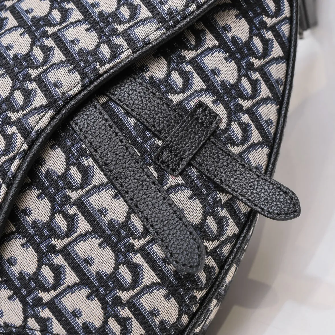 💰400￥💴Dior Men's SADDLE Unisex Crossbody Bag/Chest Bag Size: 20*28.6*5cm Actual photo taken, the picture is consistent with the product, heavy gold authentic pattern re-engraved👍Imported original original top layer small grain Re-engraved cowhide😱The leather is super soft and rebounds perfectly when rubbed at will😁Customized counter original hardware with lettering✨Smooth YKK zipper🏄🏻Perfect craftsmanship💼Refuse to cut corners, reject super-fiber fake leather, 8039, 6801 quality is superb