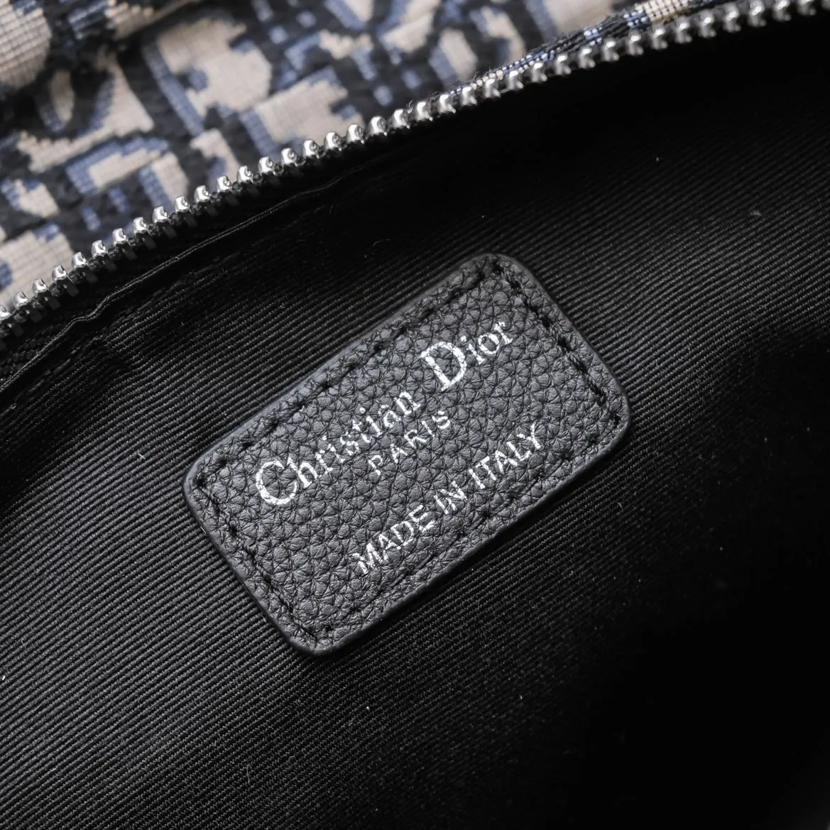 💰400￥💴Dior Men's SADDLE Unisex Crossbody Bag/Chest Bag Size: 20*28.6*5cm Actual photo taken, the picture is consistent with the product, heavy gold authentic pattern re-engraved👍Imported original original top layer small grain Re-engraved cowhide😱The leather is super soft and rebounds perfectly when rubbed at will😁Customized counter original hardware with lettering✨Smooth YKK zipper🏄🏻Perfect craftsmanship💼Refuse to cut corners, reject super-fiber fake leather, 8039, 6801 quality is superb