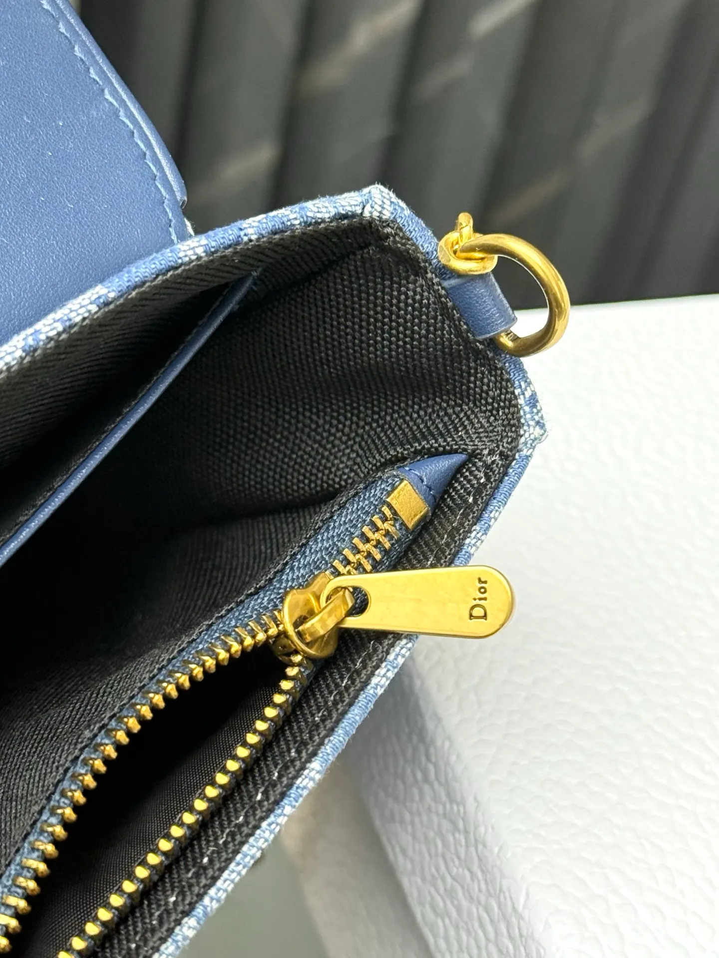 💰290💰 This saddle chain handbag has smooth and coordinated lines, making it a fashionable and practical item. Carefully crafted from blue Denim Dior Oblique jacquard fabric, the classic Dior pattern is reinterpreted with an irregular stonewash effect to highlight the fashionable style. It is paired with an asymmetric flap and a metal stirrup D-shaped pendant with antique gold finish. The spacious interior compartments can store a variety of daily essentials, and the chain makes it easy to carry on the shoulder or cross-body. Easily combines with other pieces from the saddle collection. Flap closure No.: S5907CTZQ_M928 Front stirrup D-shaped charm 1 compartment 6 card slots 1 slip pocket - No.: S5097 Dimensions: 21.5x12.5x3.7 cm (LxHxW) Can store 1 mobile phone, 1 card holder and lipstick Chain length: 118 cm Length from the top of the chain to the top of the bag: 57 cm