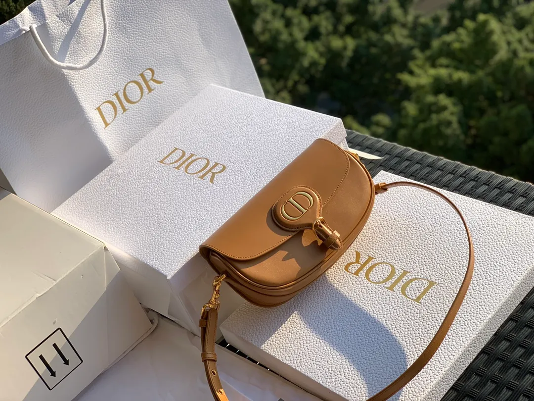 ❗️❗️❗️Free shipping with SF Express for year-end events❗️❗️❗️💰1560 Size: 22 x 13 x 5 CM caramel color bobby EAST-WEST crescent bag! The latest model! ! Celebrity bloggers are so busy planting grass! It bag is already a trend now. The cute bag shape and high-end colors are irresistible! Genuine original goods, original raw materials, emphasis on packaging: this set of packaging is really something that no one can buy on the market with money. All are imported and have the same configuration as the counters! The excellence of this channel is not only quality workmanship, but also perfection in all aspects! Impeccable!