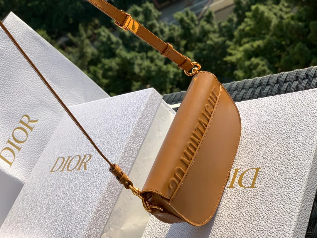 ❗️❗️❗️Free shipping with SF Express for year-end events❗️❗️❗️💰1560 Size: 22 x 13 x 5 CM caramel color bobby EAST-WEST crescent bag! The latest model! ! Celebrity bloggers are so busy planting grass! It bag is already a trend now. The cute bag shape and high-end colors are irresistible! Genuine original goods, original raw materials, emphasis on packaging: this set of packaging is really something that no one can buy on the market with money. All are imported and have the same configuration as the counters! The excellence of this channel is not only quality workmanship, but also perfection in all aspects! Impeccable!