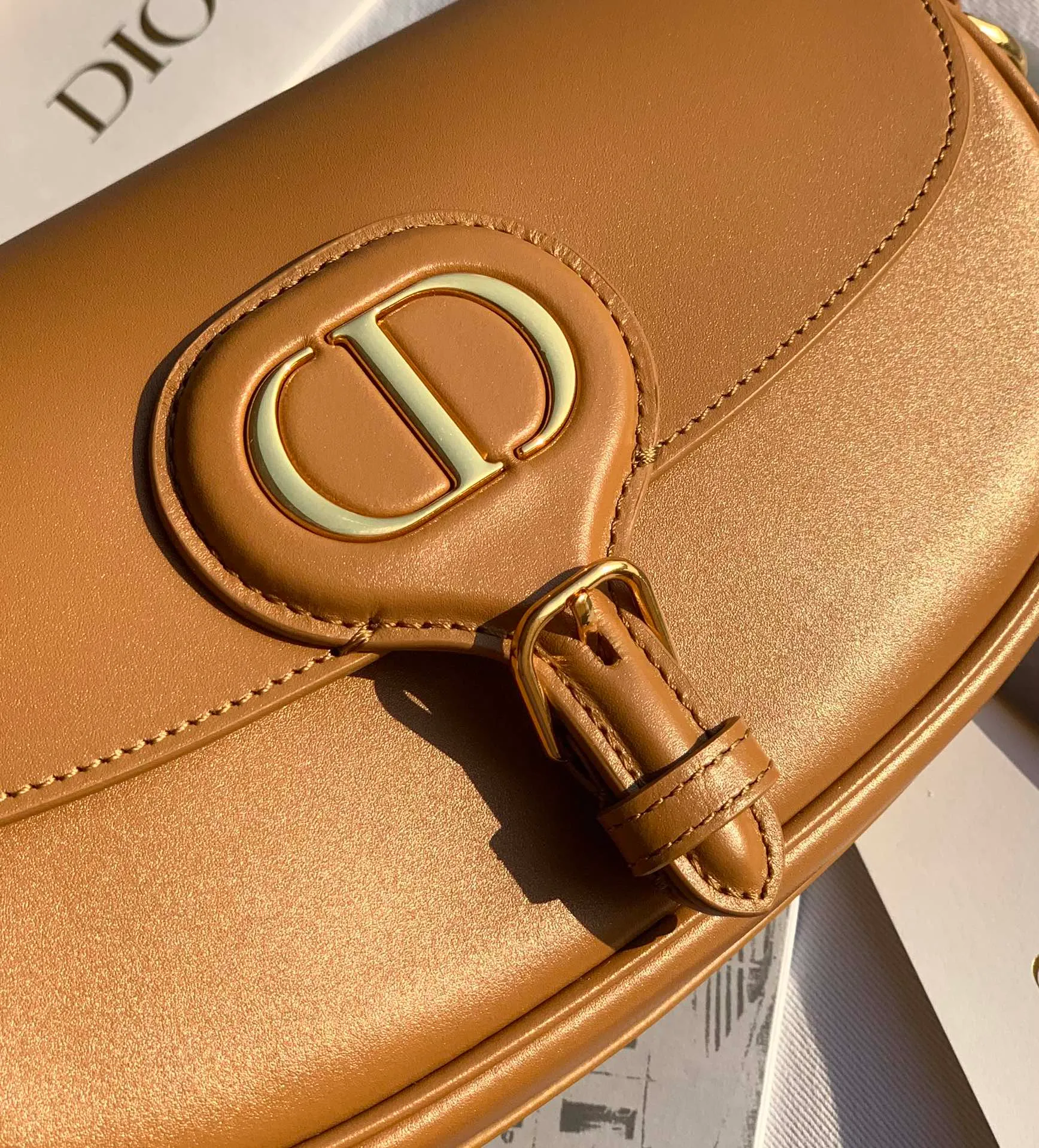 ❗️❗️❗️Free shipping with SF Express for year-end events❗️❗️❗️💰1560 Size: 22 x 13 x 5 CM caramel color bobby EAST-WEST crescent bag! The latest model! ! Celebrity bloggers are so busy planting grass! It bag is already a trend now. The cute bag shape and high-end colors are irresistible! Genuine original goods, original raw materials, emphasis on packaging: this set of packaging is really something that no one can buy on the market with money. All are imported and have the same configuration as the counters! The excellence of this channel is not only quality workmanship, but also perfection in all aspects! Impeccable!