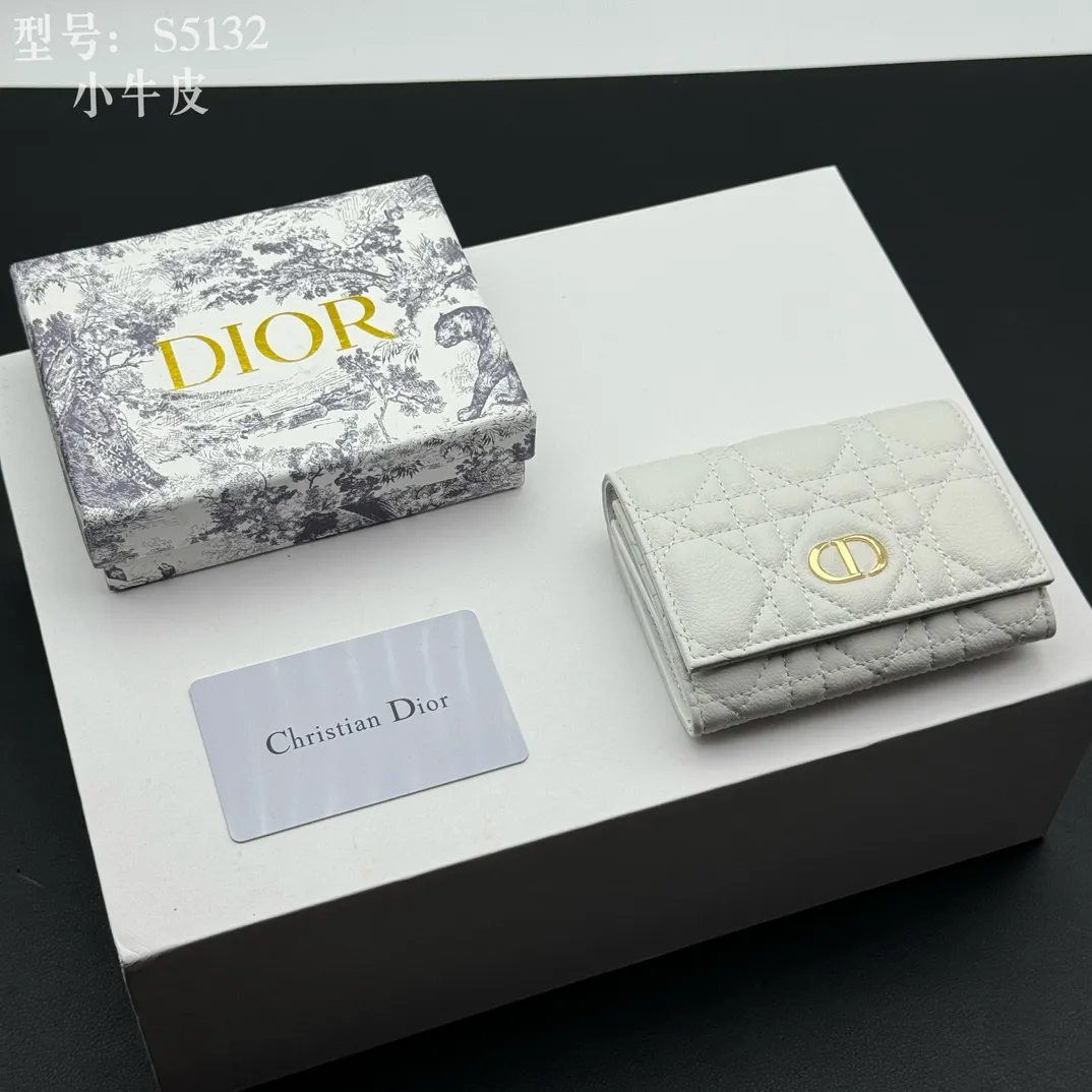 💰150 💎Top quality white# 2024 spring and summer women's card holder This Dior Caro card holder is elegant and practical. Carefully crafted from soft cow leather, it is decorated with cannage pattern topstitching and a CD logo on the front to enhance the style. Elegant and sophisticated. Compact and practical, the 30 Montaigne Glycine Wallet is unique and can store a variety of daily necessities. It is suitable for various occasions and can be paired with its 30Montaigne pieces. Decorated with CD logo on the front, 2 card slots, 1 zipper compartment, 1 spacious internal compartment Spring/Summer 2024 Brand: Dior Dior Size: 11x7.5x2.5cm Model: S5132UWHC