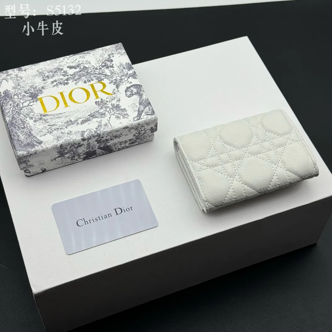 💰150 💎Top quality white# 2024 spring and summer women's card holder This Dior Caro card holder is elegant and practical. Carefully crafted from soft cow leather, it is decorated with cannage pattern topstitching and a CD logo on the front to enhance the style. Elegant and sophisticated. Compact and practical, the 30 Montaigne Glycine Wallet is unique and can store a variety of daily necessities. It is suitable for various occasions and can be paired with its 30Montaigne pieces. Decorated with CD logo on the front, 2 card slots, 1 zipper compartment, 1 spacious internal compartment Spring/Summer 2024 Brand: Dior Dior Size: 11x7.5x2.5cm Model: S5132UWHC