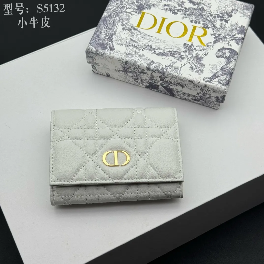 💰150 💎Top quality white# 2024 spring and summer women's card holder This Dior Caro card holder is elegant and practical. Carefully crafted from soft cow leather, it is decorated with cannage pattern topstitching and a CD logo on the front to enhance the style. Elegant and sophisticated. Compact and practical, the 30 Montaigne Glycine Wallet is unique and can store a variety of daily necessities. It is suitable for various occasions and can be paired with its 30Montaigne pieces. Decorated with CD logo on the front, 2 card slots, 1 zipper compartment, 1 spacious internal compartment Spring/Summer 2024 Brand: Dior Dior Size: 11x7.5x2.5cm Model: S5132UWHC