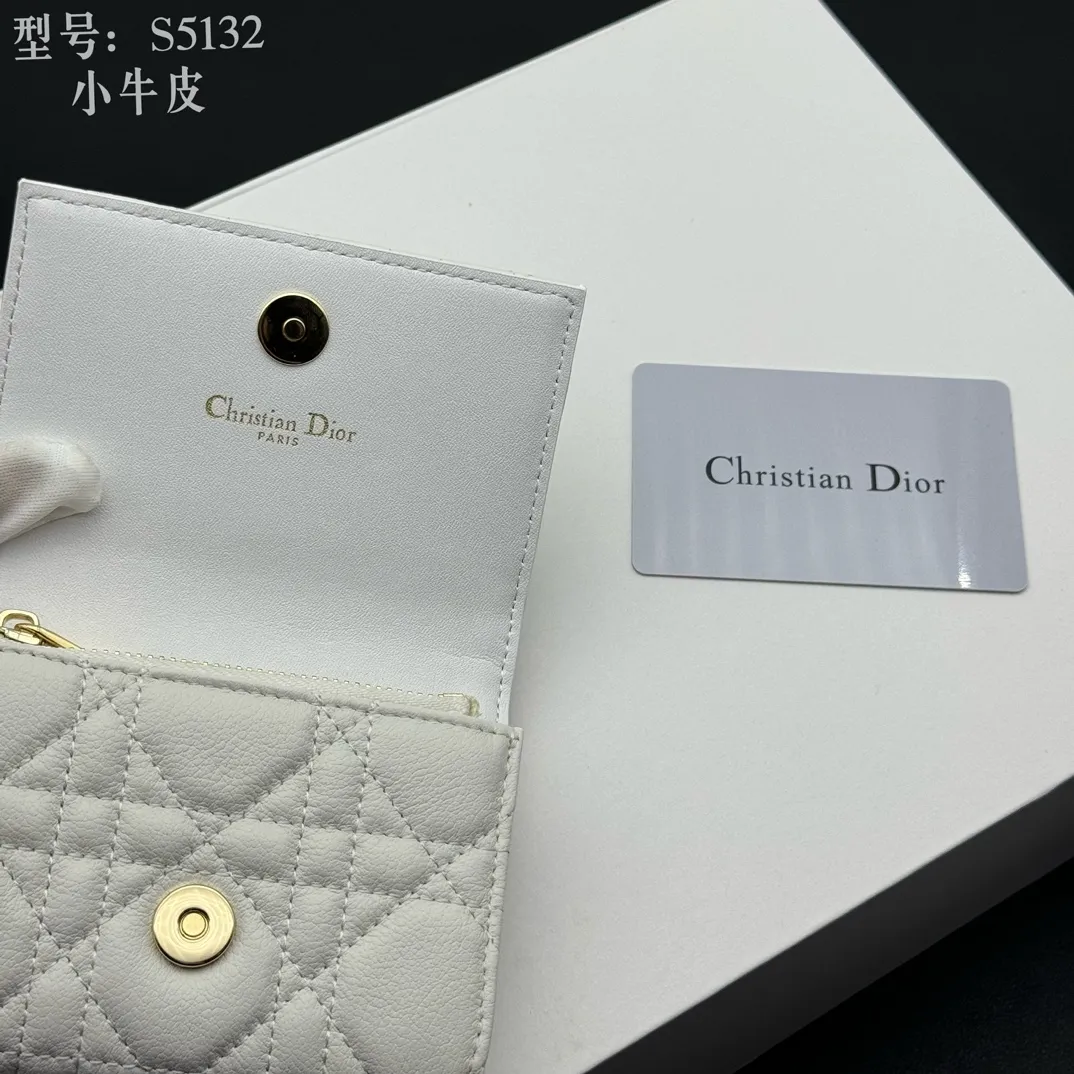 💰150 💎Top quality white# 2024 spring and summer women's card holder This Dior Caro card holder is elegant and practical. Carefully crafted from soft cow leather, it is decorated with cannage pattern topstitching and a CD logo on the front to enhance the style. Elegant and sophisticated. Compact and practical, the 30 Montaigne Glycine Wallet is unique and can store a variety of daily necessities. It is suitable for various occasions and can be paired with its 30Montaigne pieces. Decorated with CD logo on the front, 2 card slots, 1 zipper compartment, 1 spacious internal compartment Spring/Summer 2024 Brand: Dior Dior Size: 11x7.5x2.5cm Model: S5132UWHC