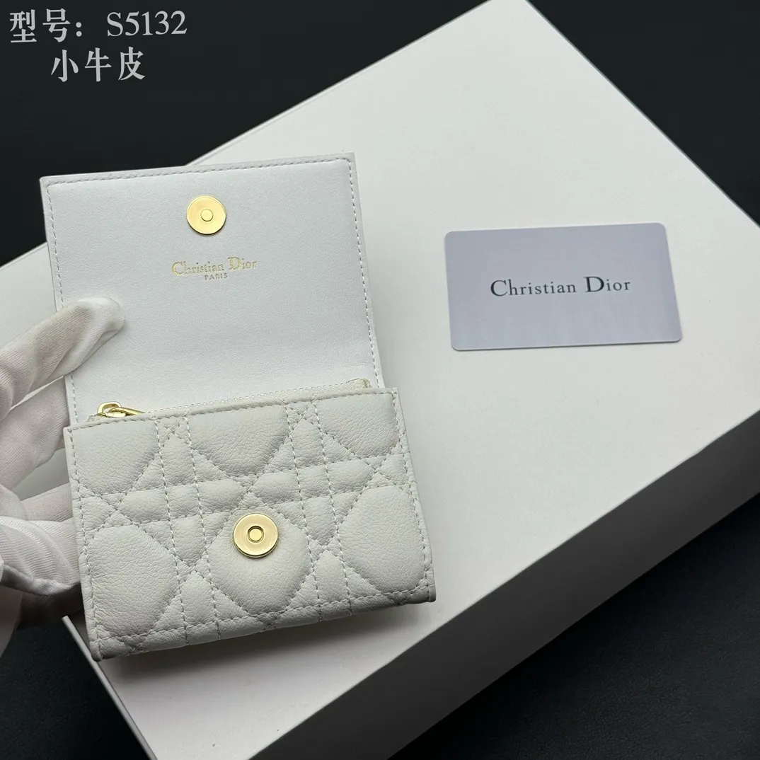 💰150 💎Top quality white# 2024 spring and summer women's card holder This Dior Caro card holder is elegant and practical. Carefully crafted from soft cow leather, it is decorated with cannage pattern topstitching and a CD logo on the front to enhance the style. Elegant and sophisticated. Compact and practical, the 30 Montaigne Glycine Wallet is unique and can store a variety of daily necessities. It is suitable for various occasions and can be paired with its 30Montaigne pieces. Decorated with CD logo on the front, 2 card slots, 1 zipper compartment, 1 spacious internal compartment Spring/Summer 2024 Brand: Dior Dior Size: 11x7.5x2.5cm Model: S5132UWHC