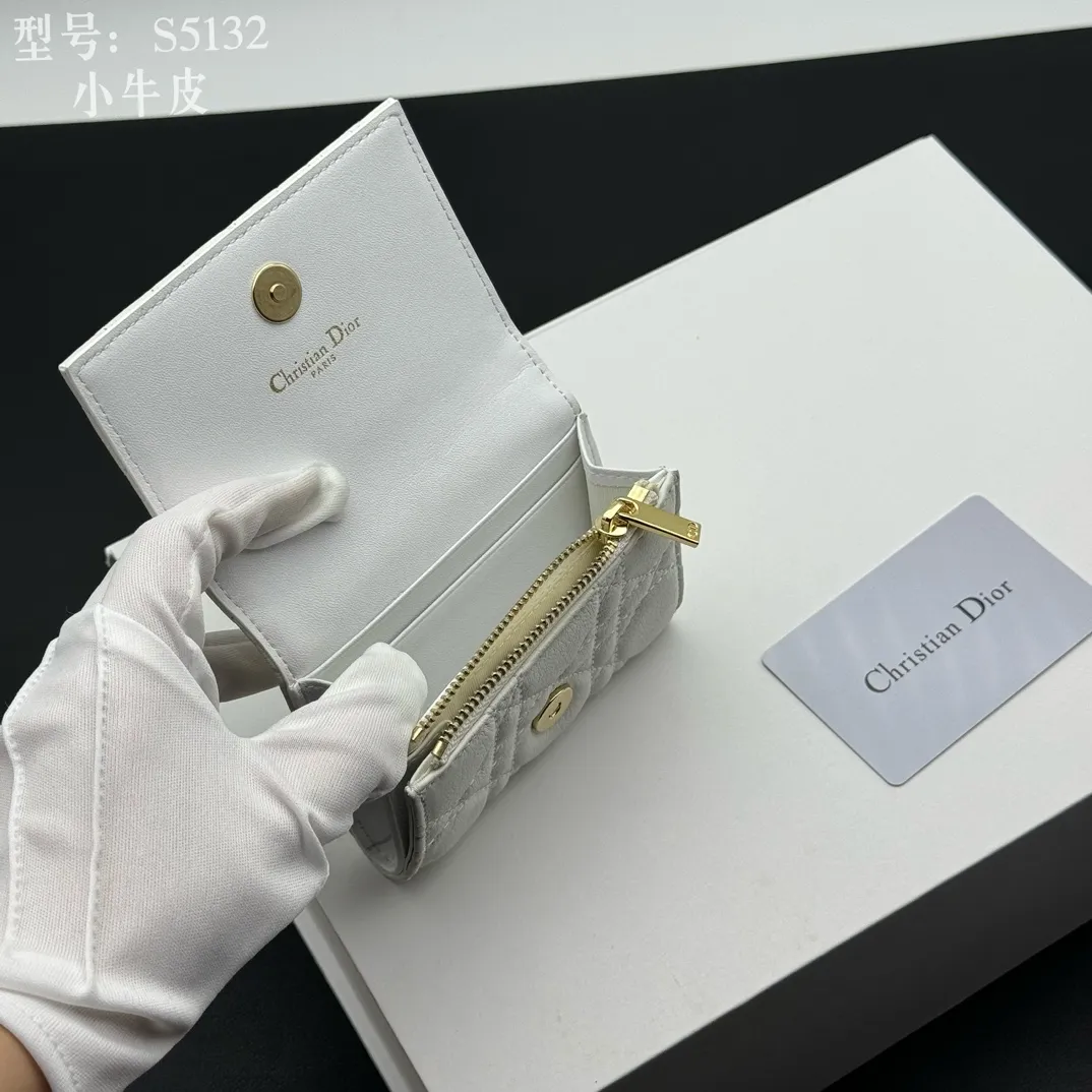 💰150 💎Top quality white# 2024 spring and summer women's card holder This Dior Caro card holder is elegant and practical. Carefully crafted from soft cow leather, it is decorated with cannage pattern topstitching and a CD logo on the front to enhance the style. Elegant and sophisticated. Compact and practical, the 30 Montaigne Glycine Wallet is unique and can store a variety of daily necessities. It is suitable for various occasions and can be paired with its 30Montaigne pieces. Decorated with CD logo on the front, 2 card slots, 1 zipper compartment, 1 spacious internal compartment Spring/Summer 2024 Brand: Dior Dior Size: 11x7.5x2.5cm Model: S5132UWHC